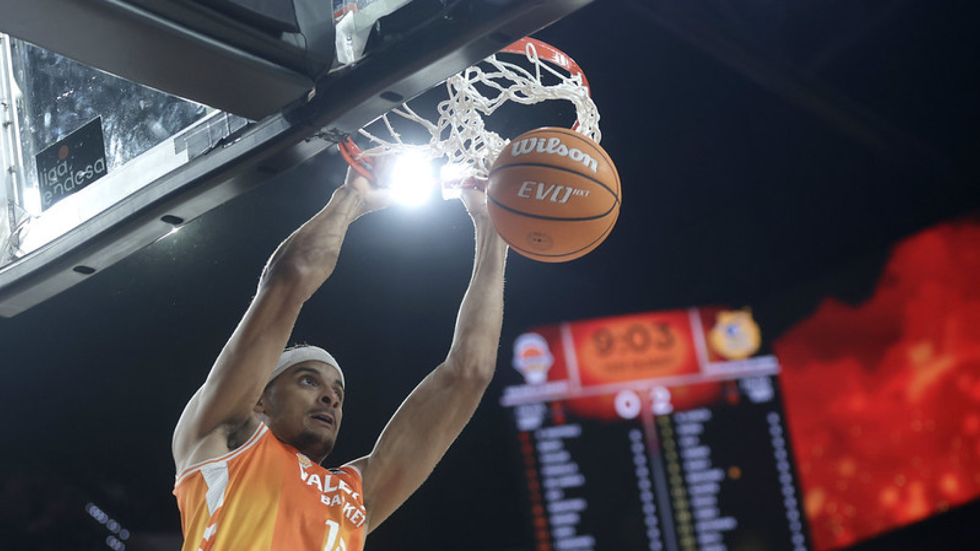 Valencia Basket arrasa sin desgaste a un sonámbulo Gran Canaria y se jugará la segunda plaza en el Palau (105-81)