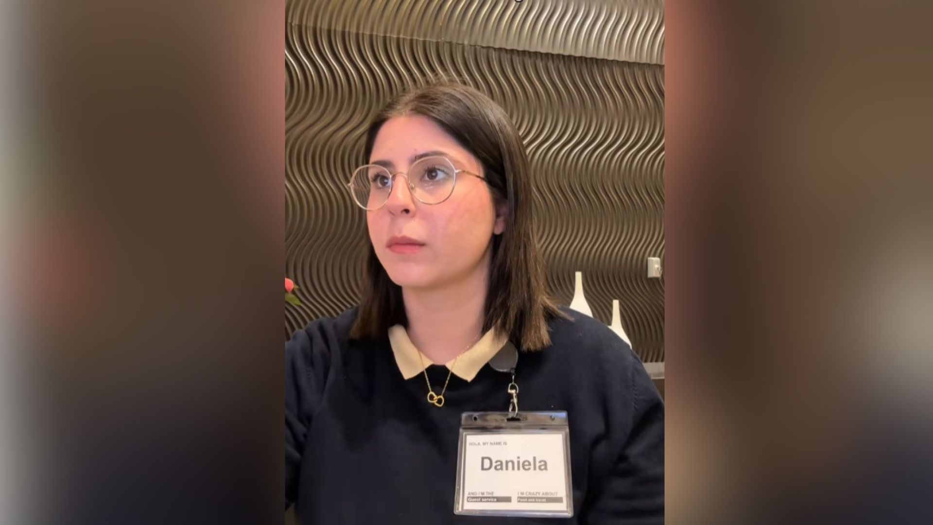 Dani, recepcionista de hotel: 