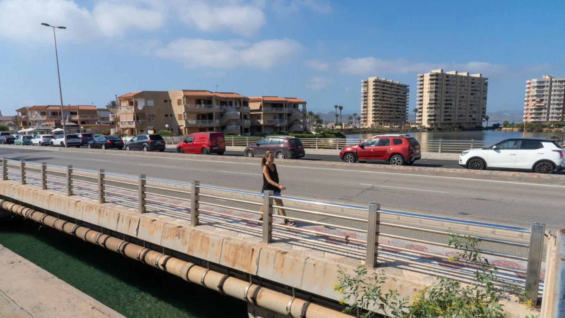 La Gran Vía de La Manga renueva su asfalto para mejorar la seguridad vial en el inicio de junio