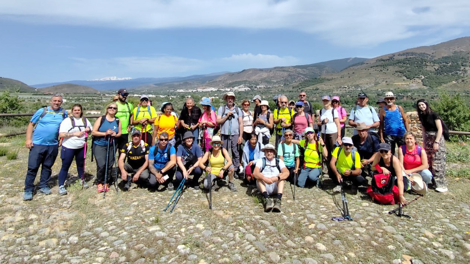 El Programa de Senderismo de Almuñécar reúne a 50 participantes en un recorrido por la Alpujarra almeriense