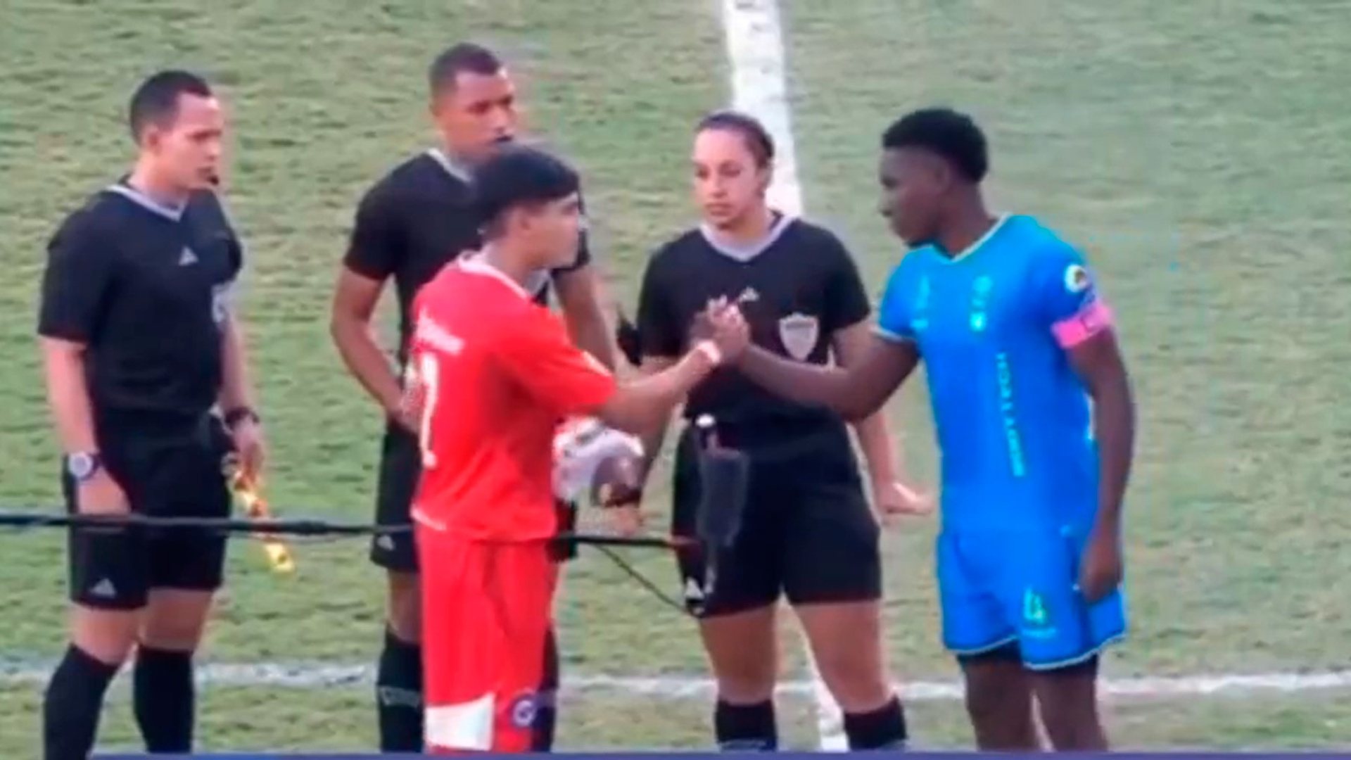 El gesto viral del capitán del Argentinos Juniors Sub-17 para evitar un problema de racismo: 