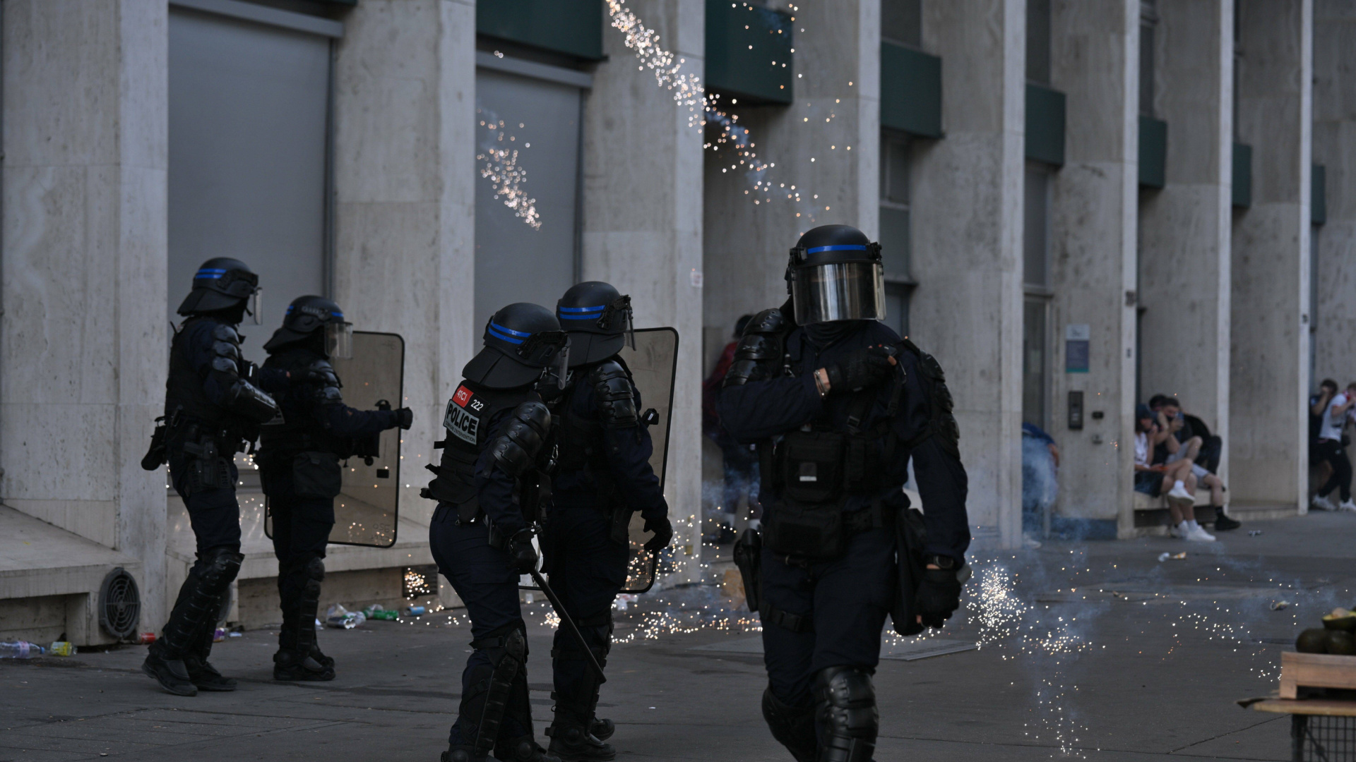 Cargas policiales contra algunos aficionados del PSG en París tras la celebración de la Champions League