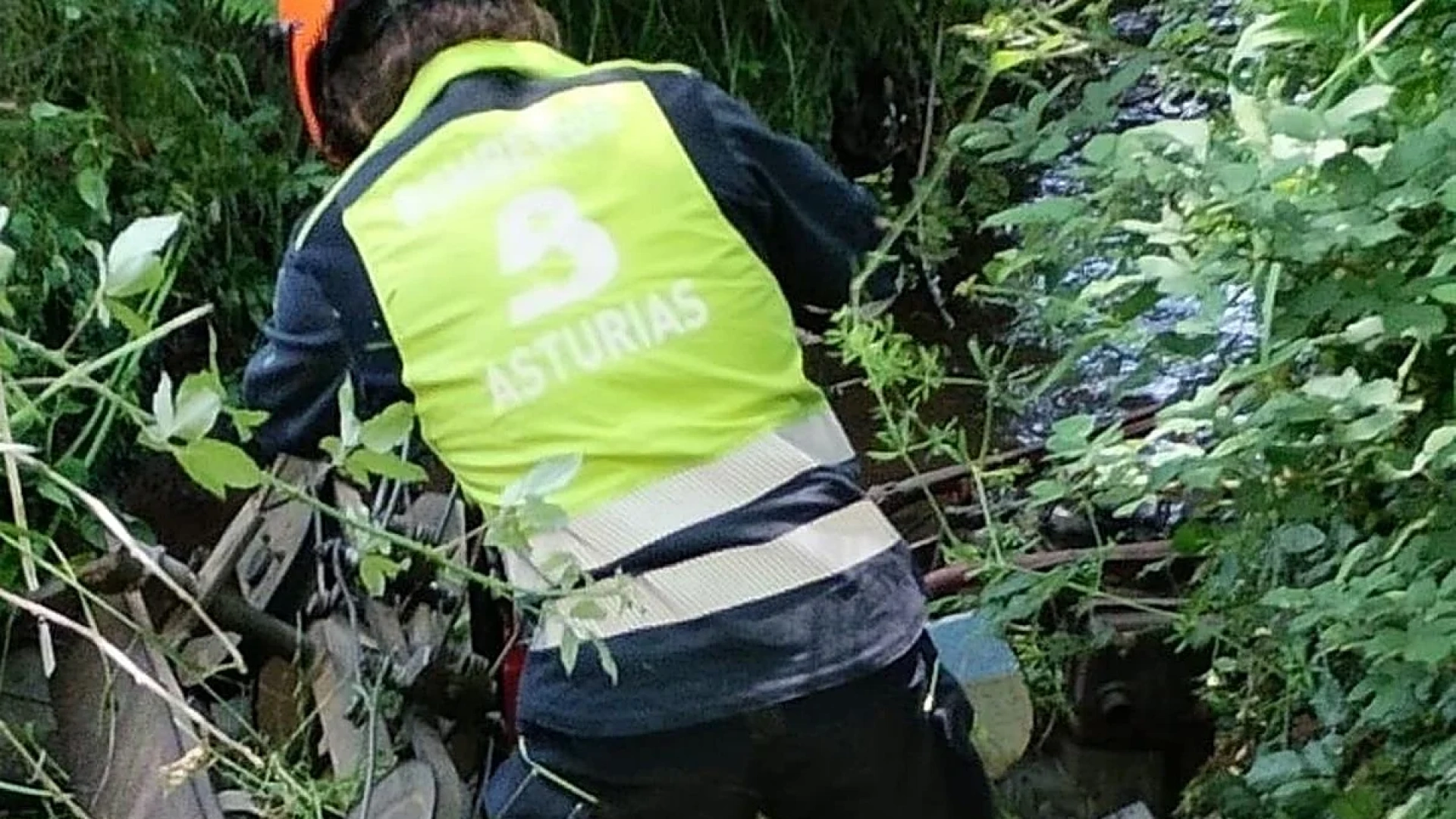 Tragedia en Colunga (Asturias): fallece un vecino al caer con una segadora al río y quedar atrapado