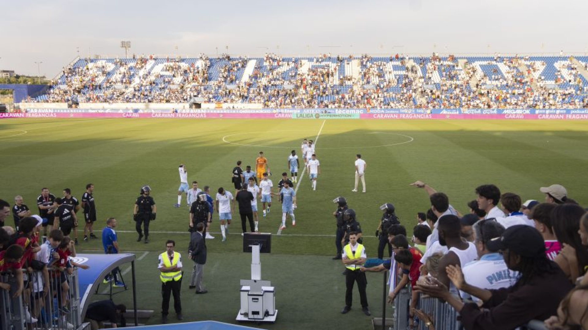 El Real Zaragoza se despidió del fútbol profesional con otro deshonroso partido (0-2) y acaba colista
