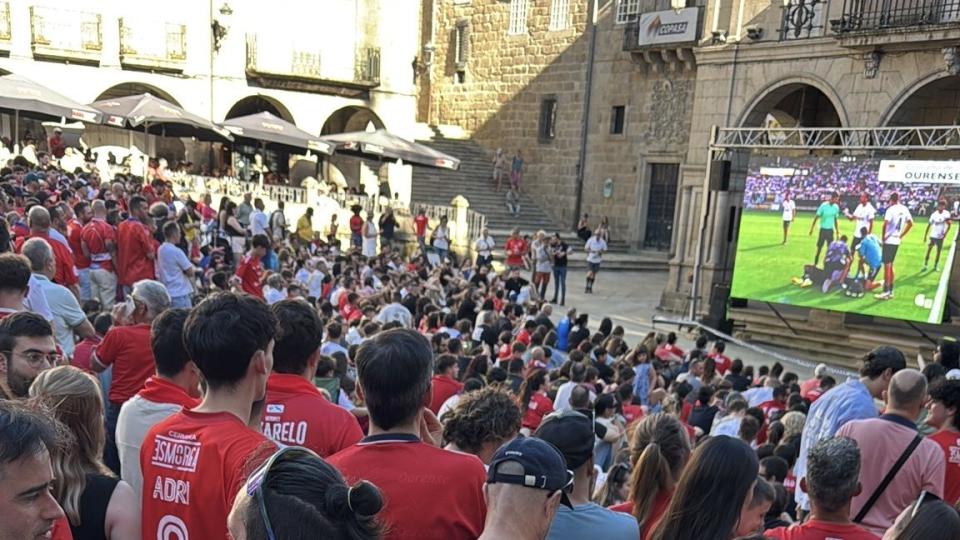 Fiesta en una Plaza Mayor de Ourense abarrotada para disfrutar el sueño del ascenso de la UD Ourense