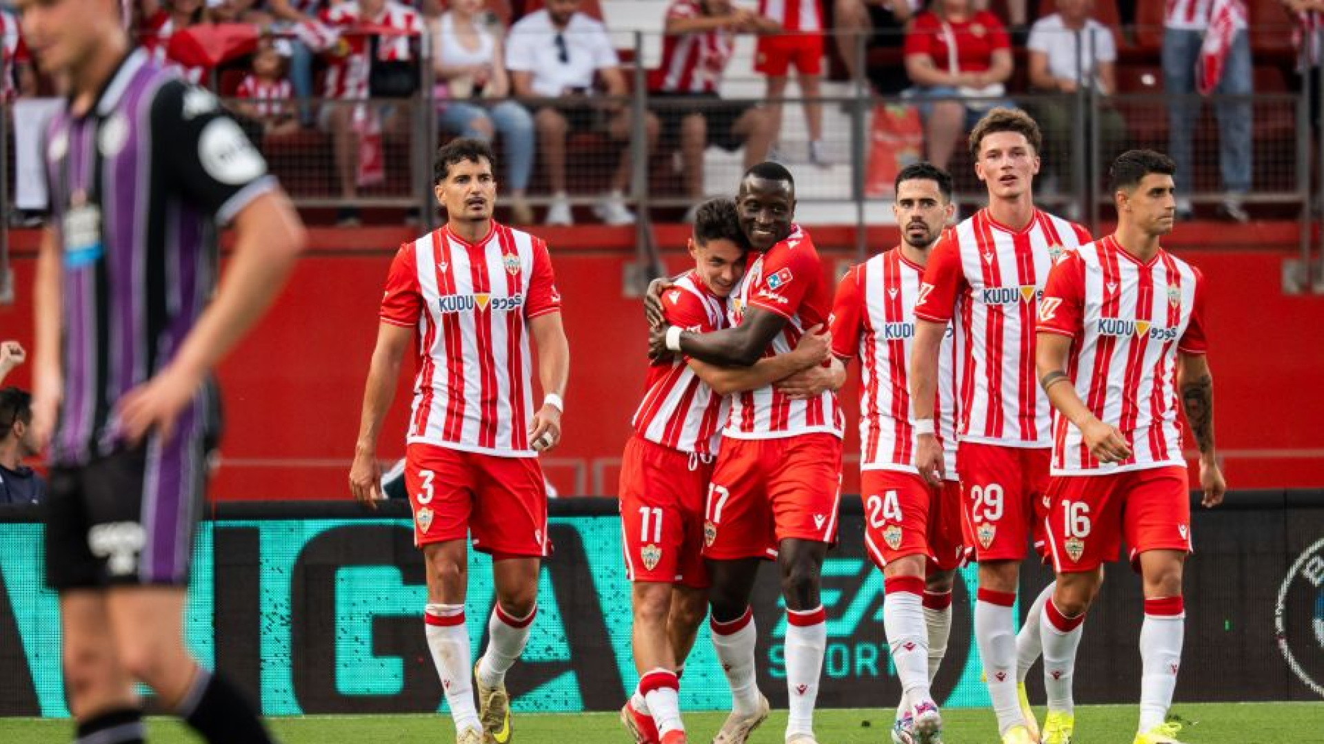 El Almería vive una montaña rusa y se aferra al playoff de ascenso en una jornada de infarto