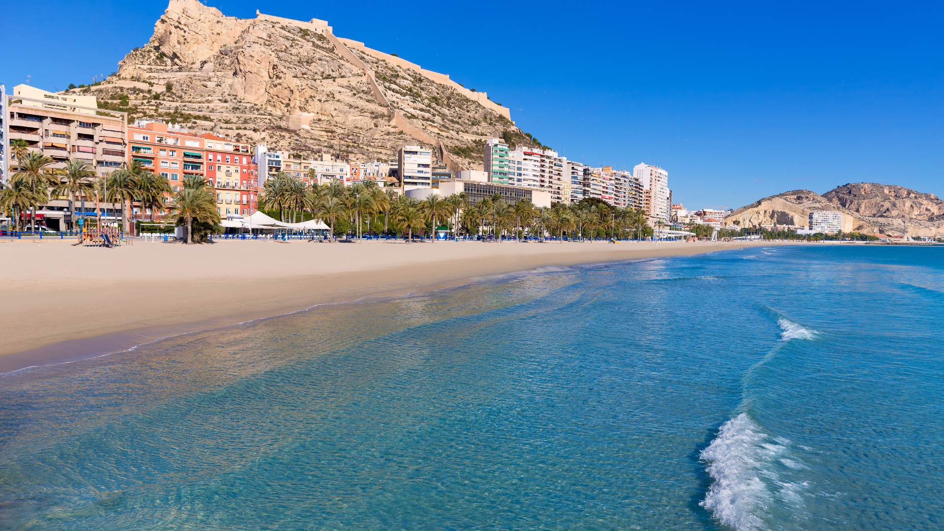 Nivel amarillo este martes en el litoral sur de Alicante por máximas de más de 38 grados