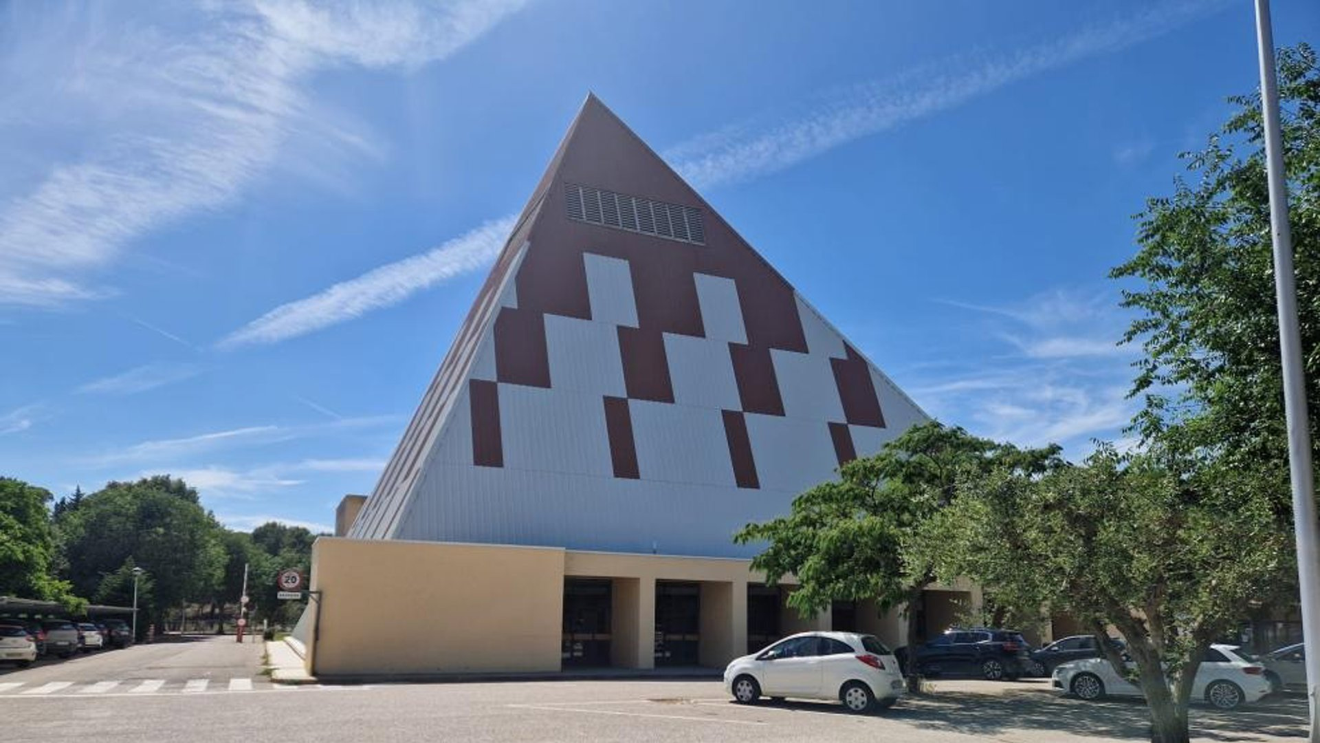Una fuga de gas en un instituto de Huesca obliga a desalojar a 1.800 personas