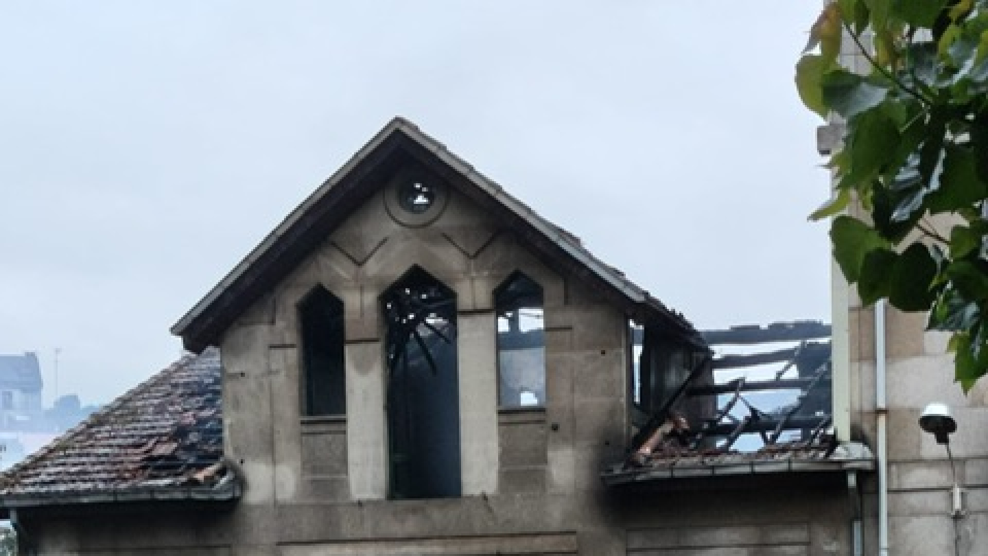 El PSOE exige un plan urgente para recuperar la antigua Casa de Baños de Ourense tras el incendio que calcinó este inmueble histórico