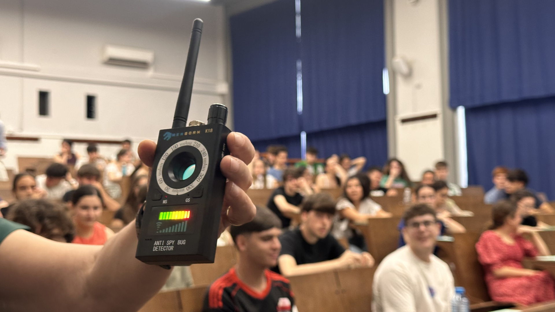 La PAU se blinda contra las chuletas electrónicas con nuevos detectores de frecuencia
