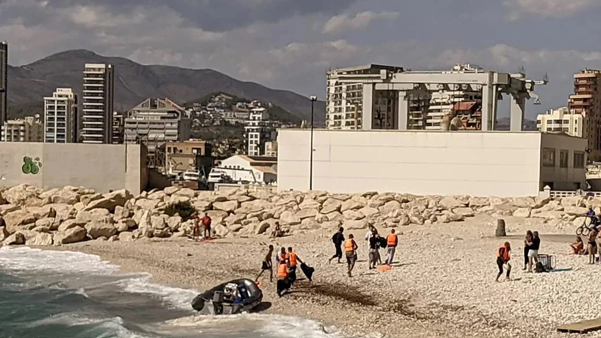 Llegan a Calp 23 migrantes en patera, entre ellos dos menores