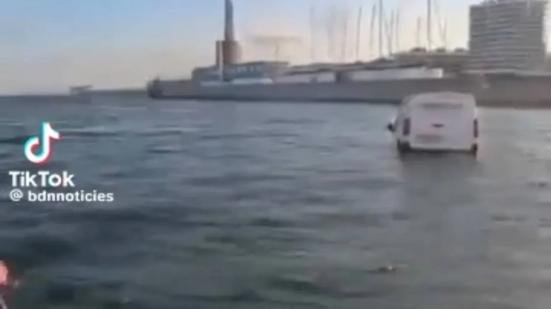 La increíble imagen en Badalona: una furgoneta 'navega' por el puerto tras caer al agua