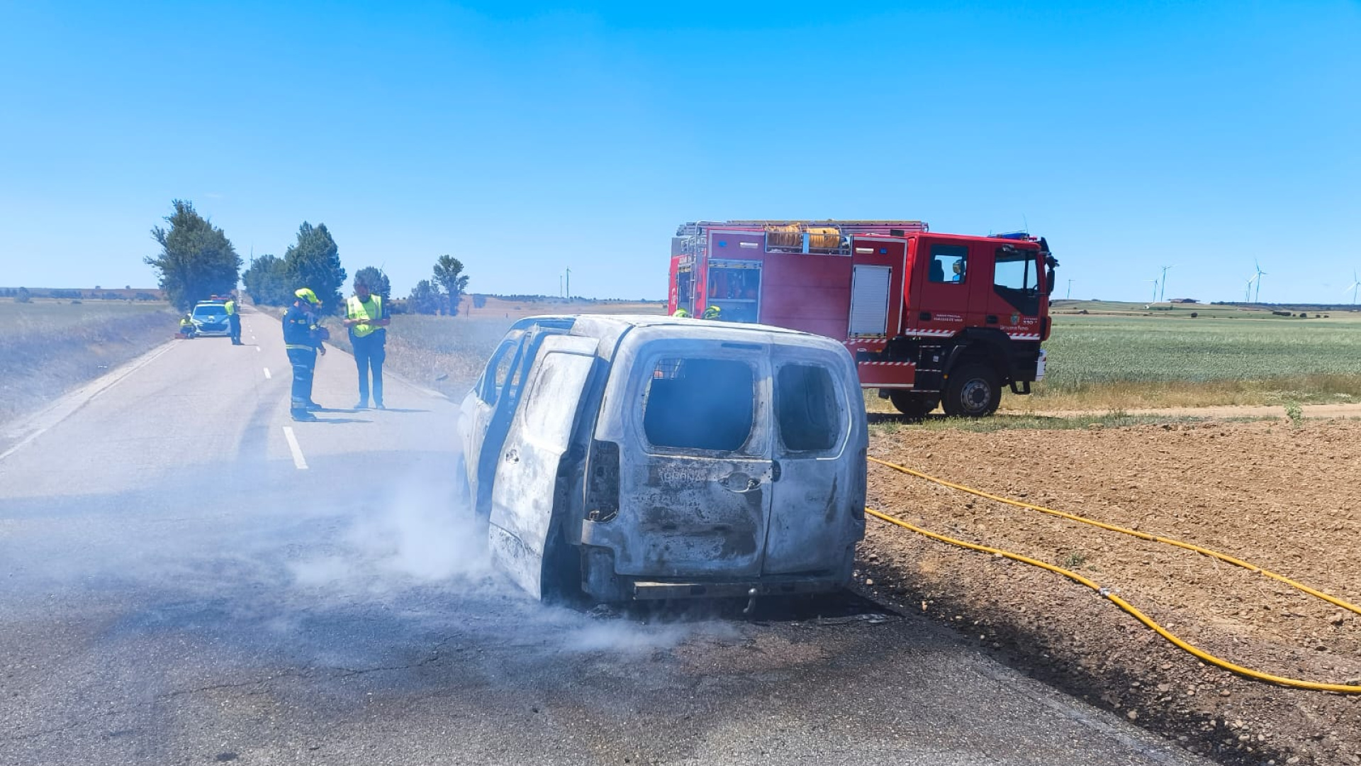 Una furgoneta arde hasta quedar calcinada en una carretera de Palencia