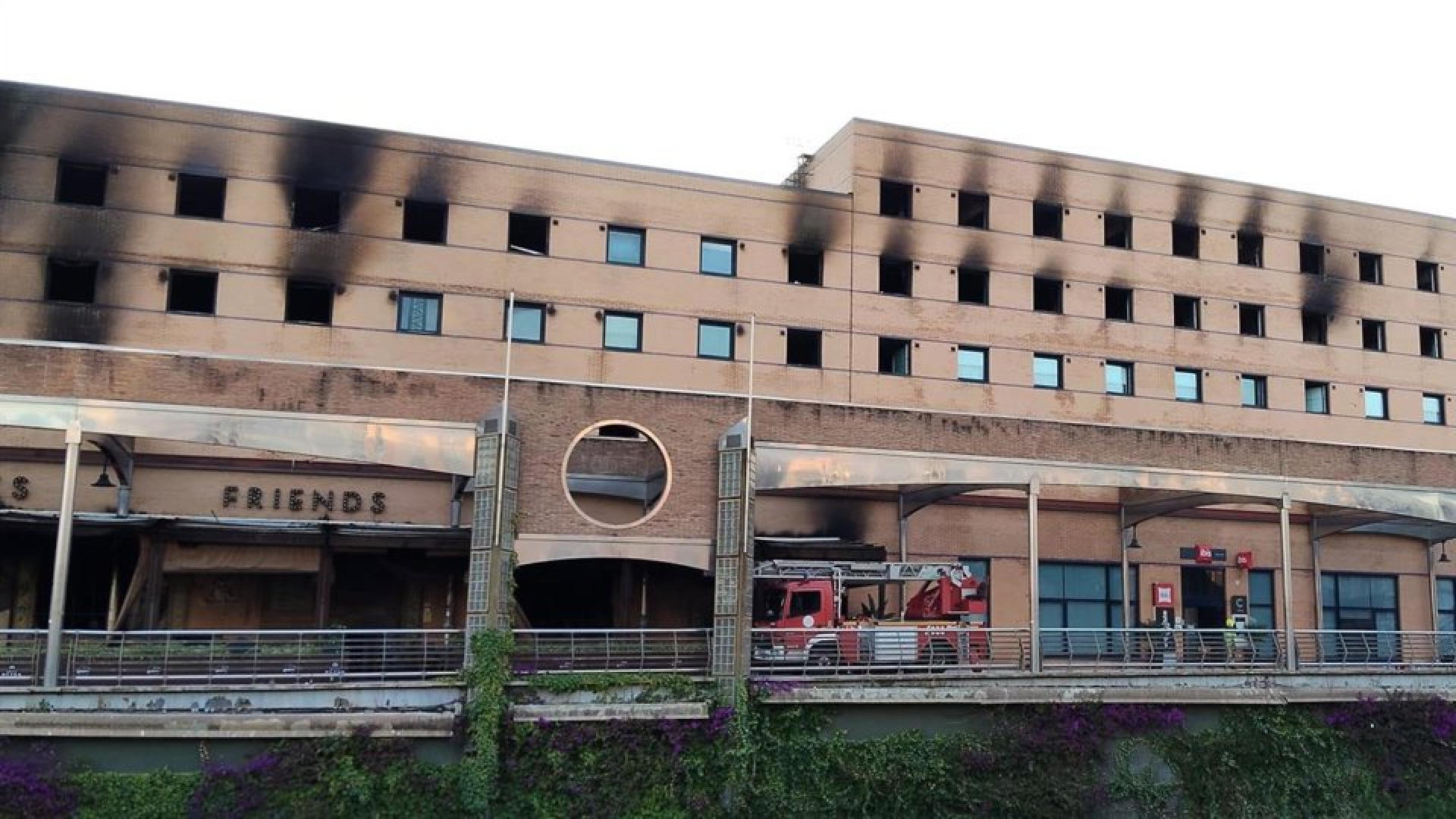 Diez después de que se declarara el incendio en el hotel Ibis del centro de Málaga los bomberos siguen sin extinguirlo: humo y fuego que se reaviva