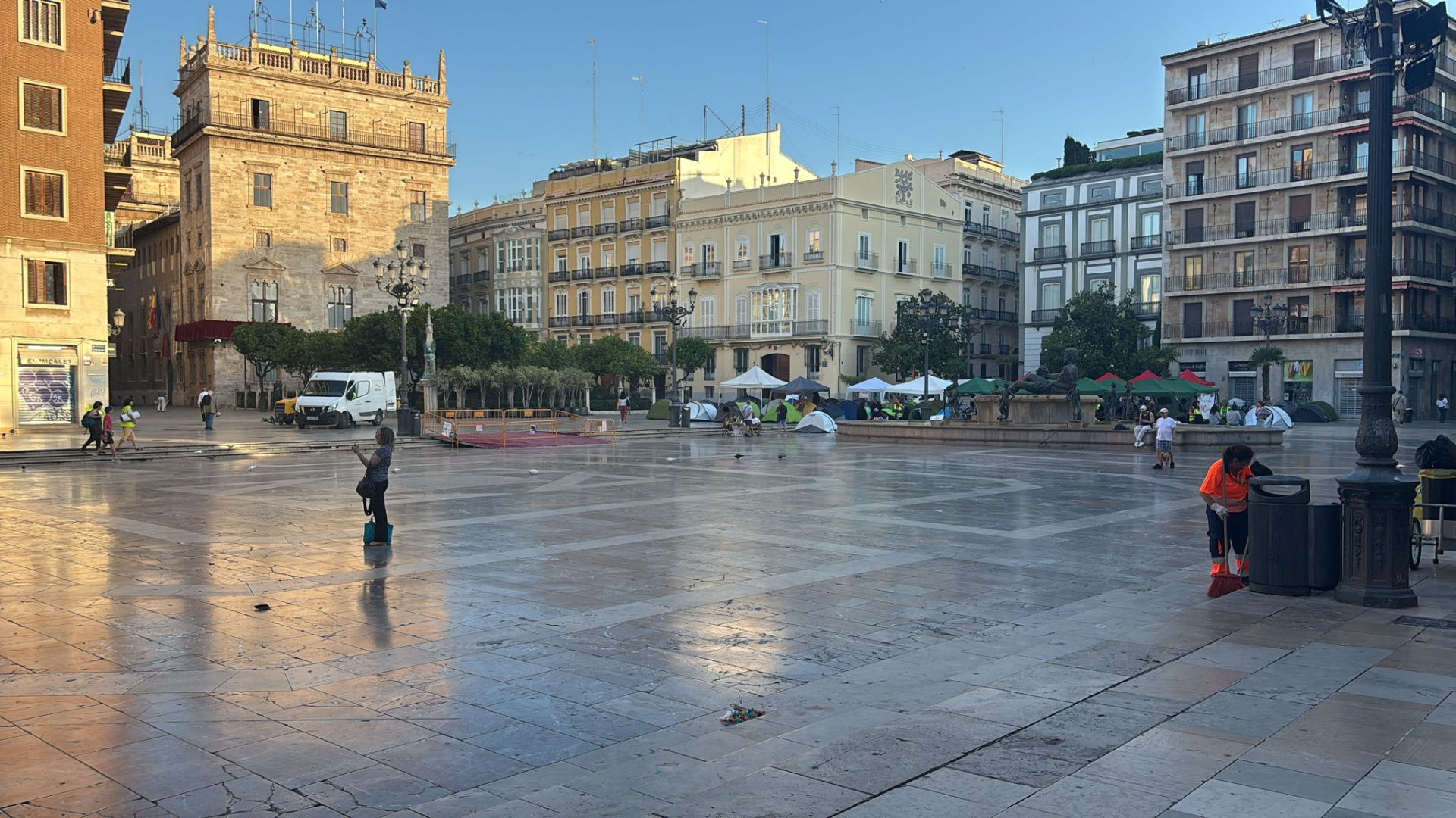 Los docentes acampados en la Plaza de la Virgen 'se hacen a un lado' en vísperas del Corpus