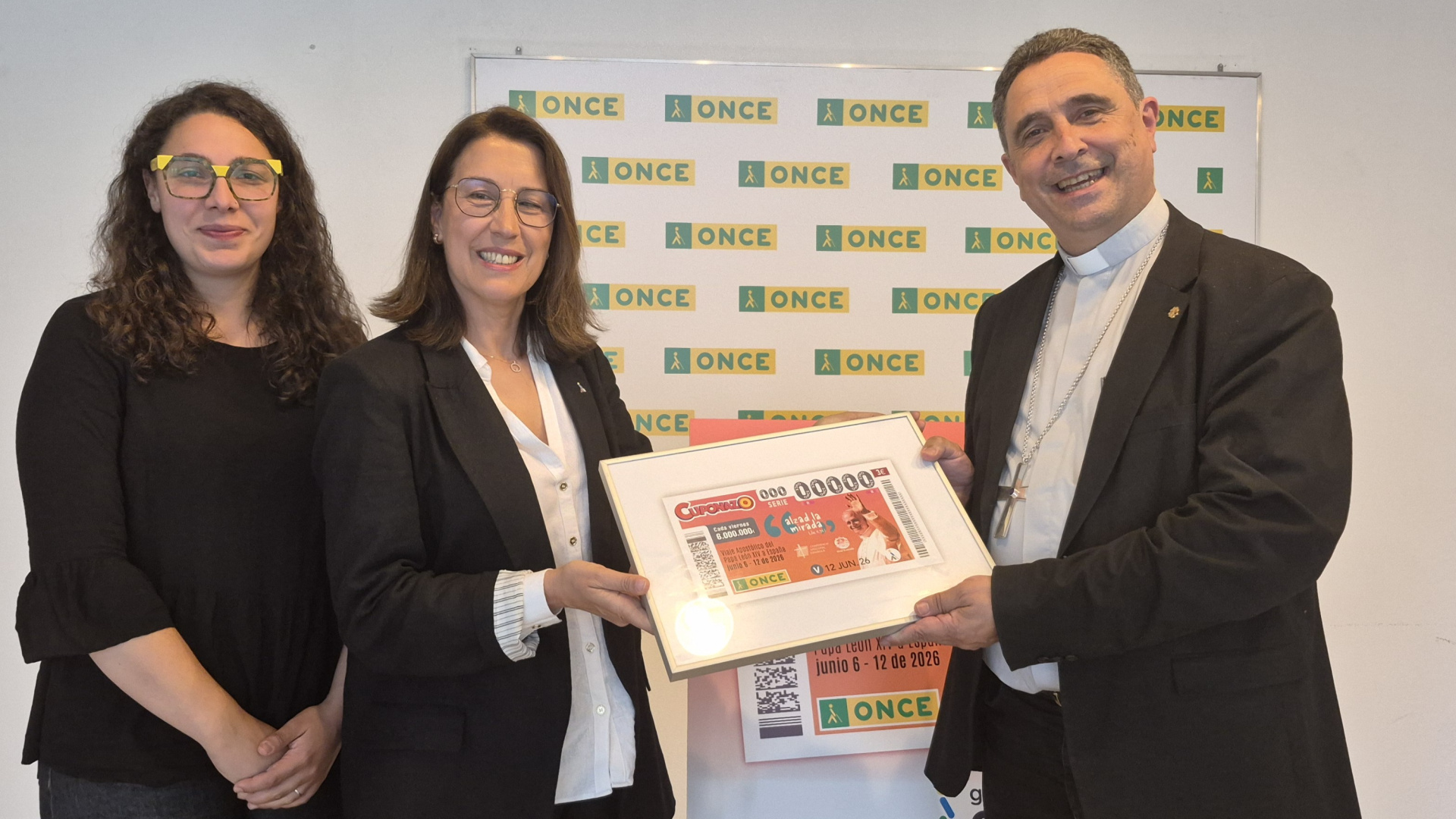 El obispo de Mondoñedo-Ferrol recibe el ‘cuponazo’ de la ONCE dedicado al Papa León XIV y destaca su labor inclusiva