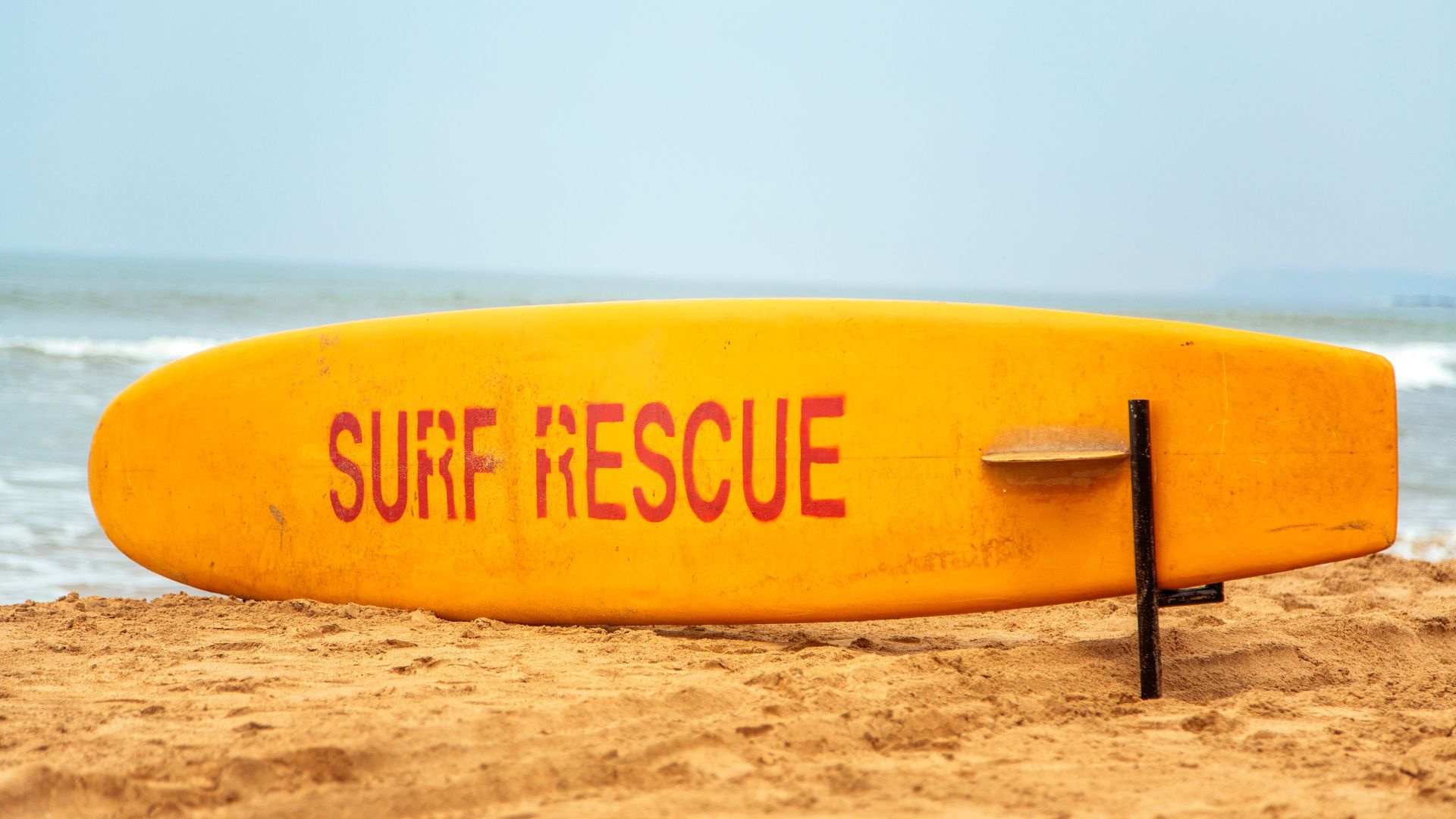 El aviso de un surfista en una playa de Cantabria: “Si no es por los surfistas, habría muchos más ahogos”