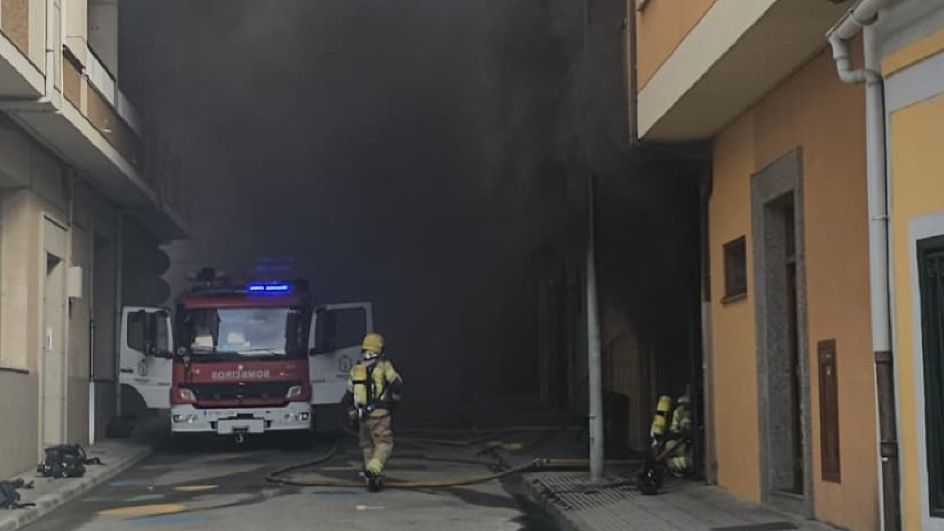 Una veintena de vecinos de Ribadeo (Lugo) permanece fuera de su casa por culpa de un voraz incendio