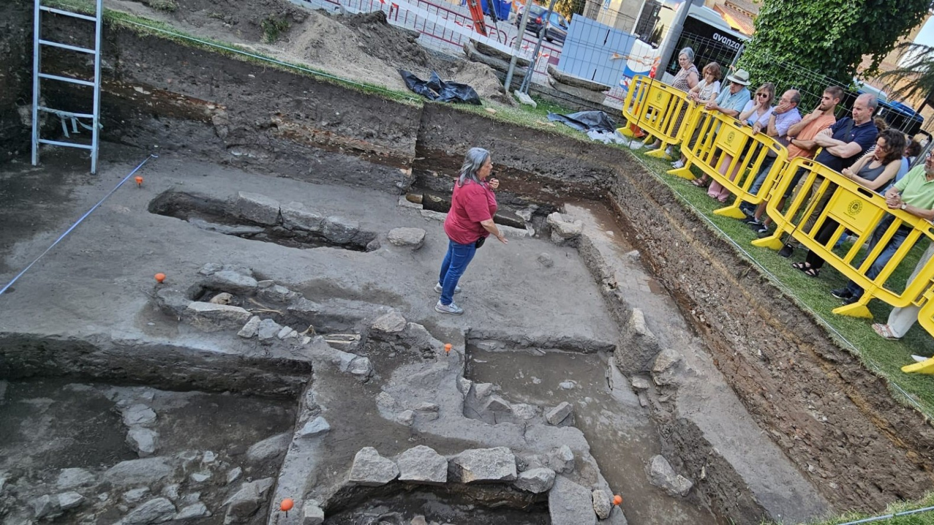 Las obras en las inmediaciones del arco de San Vicente sacan a la luz una necrópolis románica