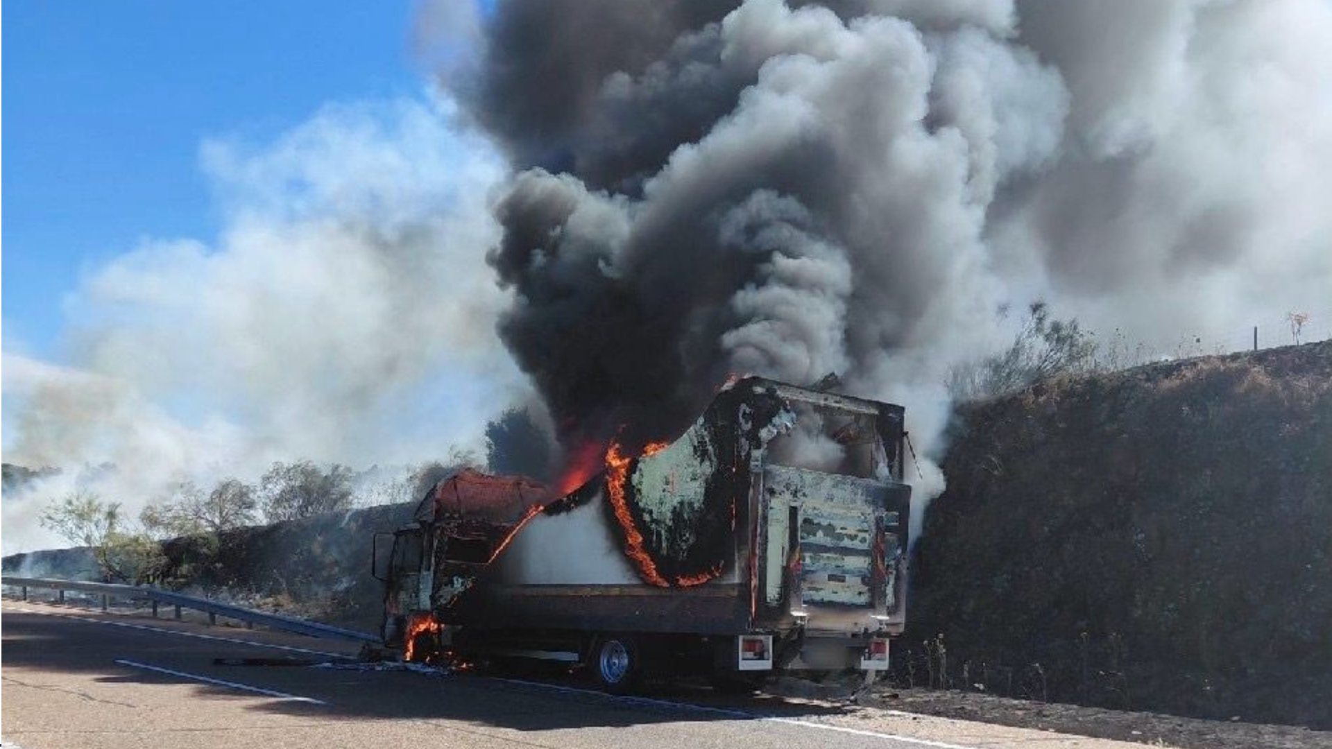 Arde un camión de neumáticos y corta la A-5 en Cáceres