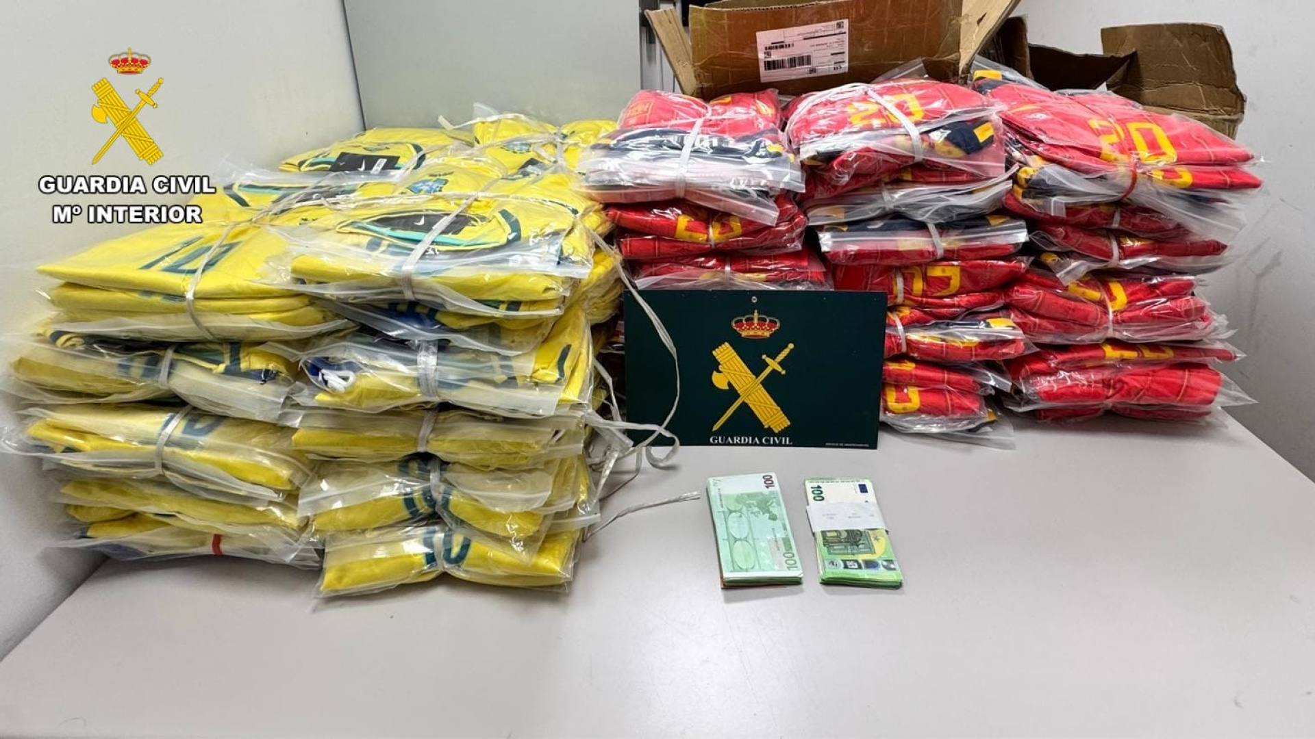 Investigado al ser interceptado en la A-75 en una furgoneta en Ourense con 200 equipaciones de fútbol de España y Brasil falsificadas