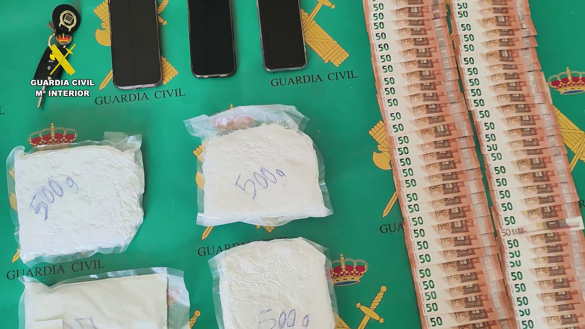 Interceptados antes de llegar a Ibiza: viajaban con más de 2 kilos de cocaína ocultos en su equipaje