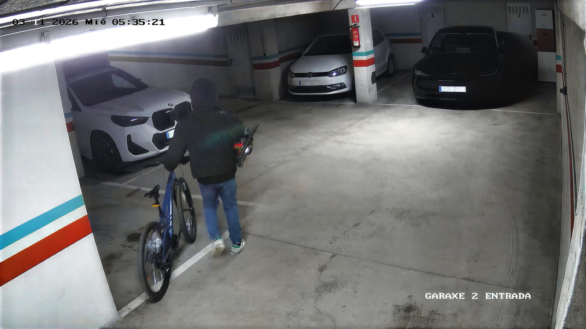 Detenidos por robar de noche en coches y garajes de O Milladoiro (A Coruña)