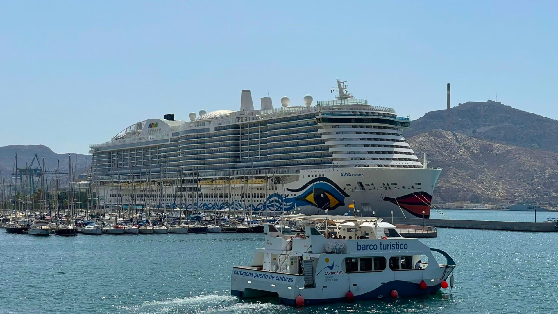 Cartagena recibe a dos gigantes del mar en un mes de crucero