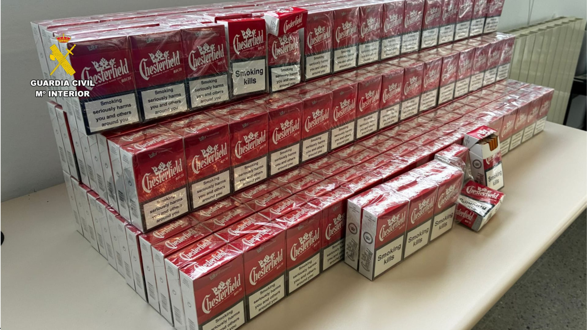 Persecución en Cáceres: huye de la Guardia Civil y lanza 440 cajetillas de tabaco por la ventanilla