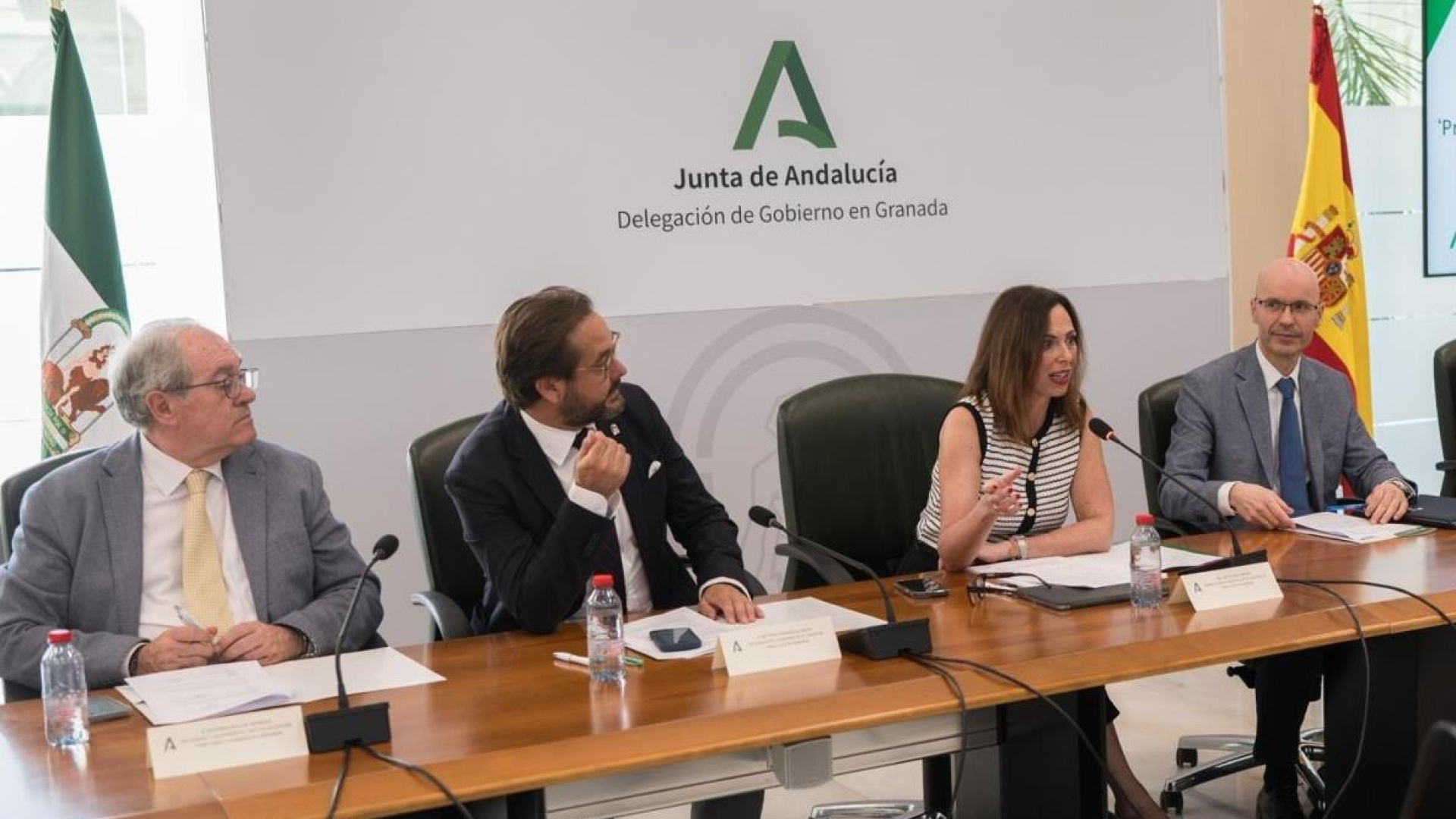 Granada estrena la renovación de sus autobuses metropolitanos