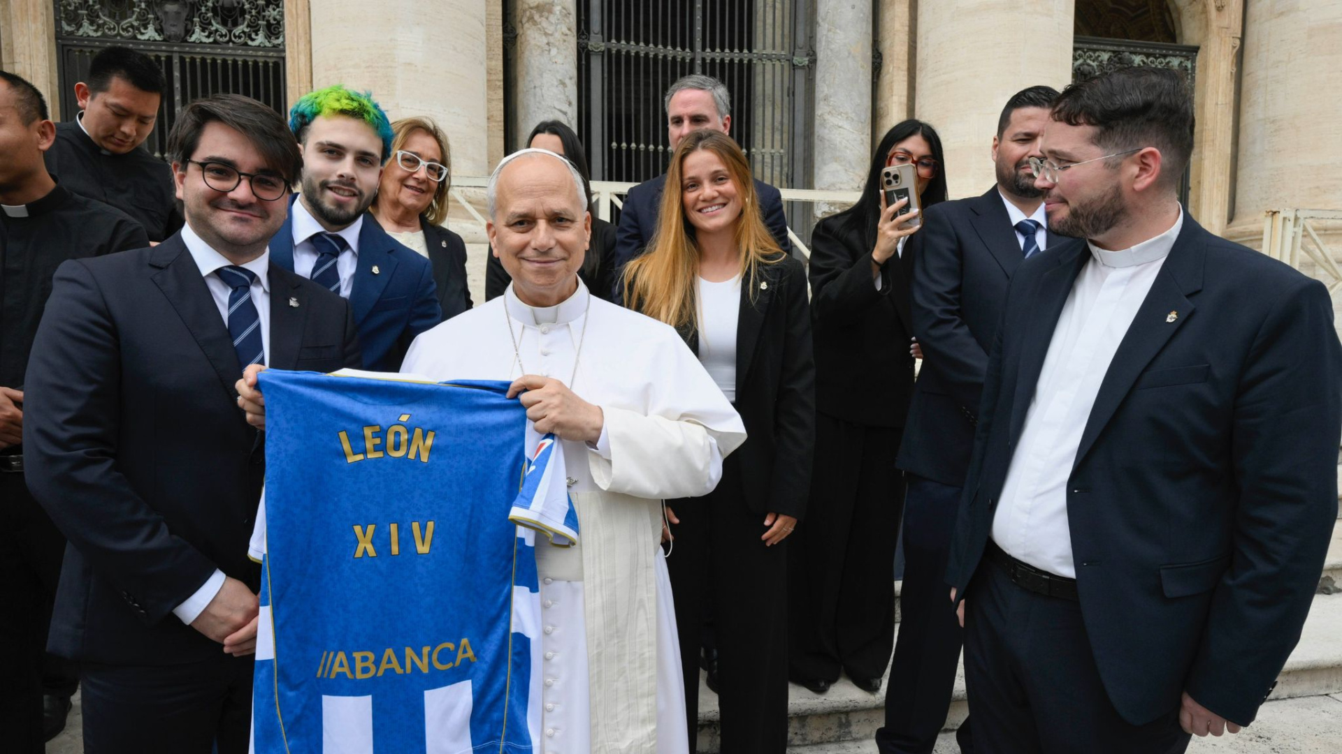 León XIV llega a España con la camiseta del Deportivo en su colección: 