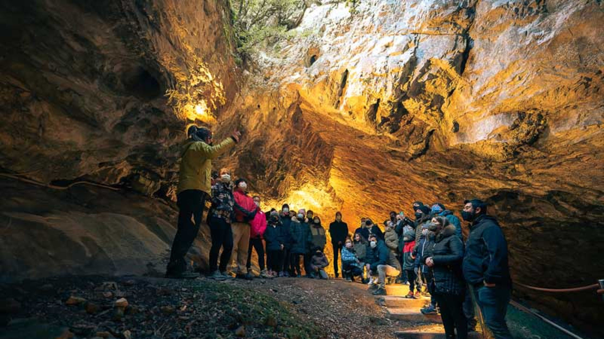 Villanúa explora la conexión entre cuevas y bosques en sus V Jornadas Geológicas