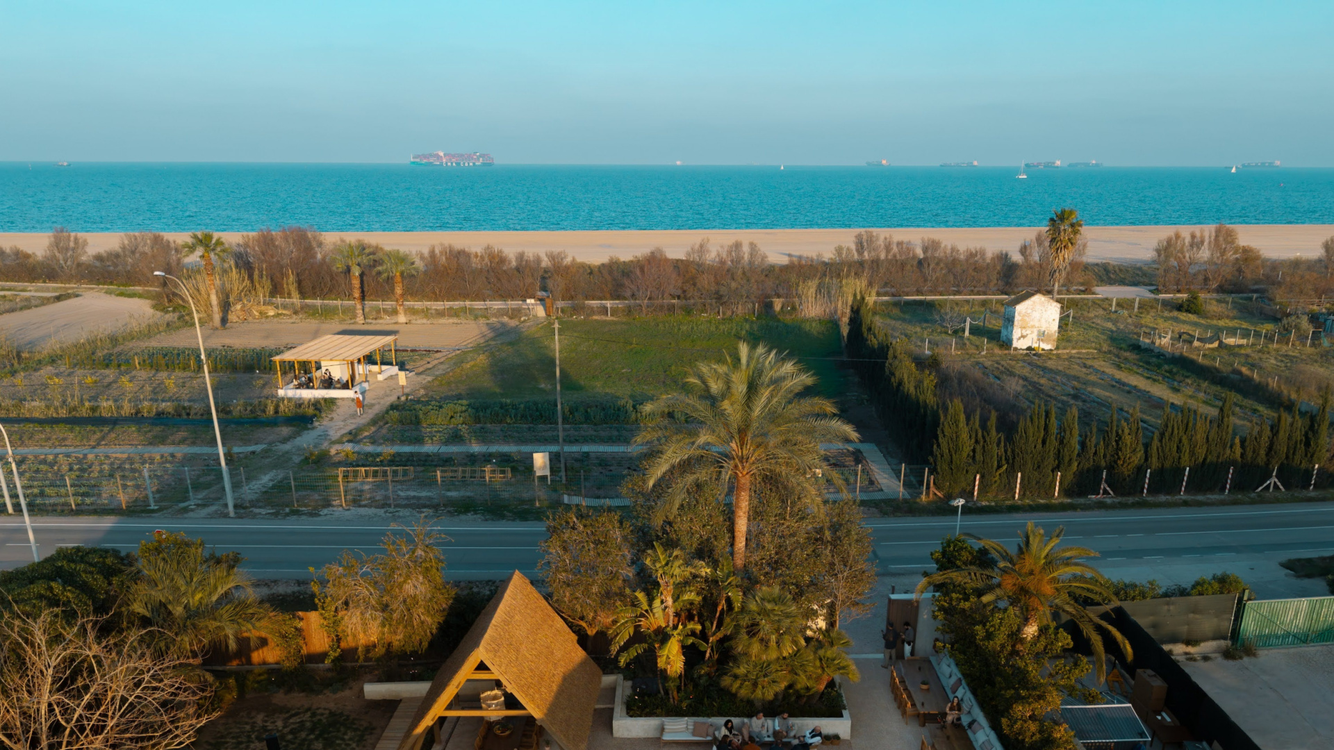 Estética inspirada en una alquería valenciana y una huerta propia: así es Maravella, un lugar donde siempre está pasando algo
