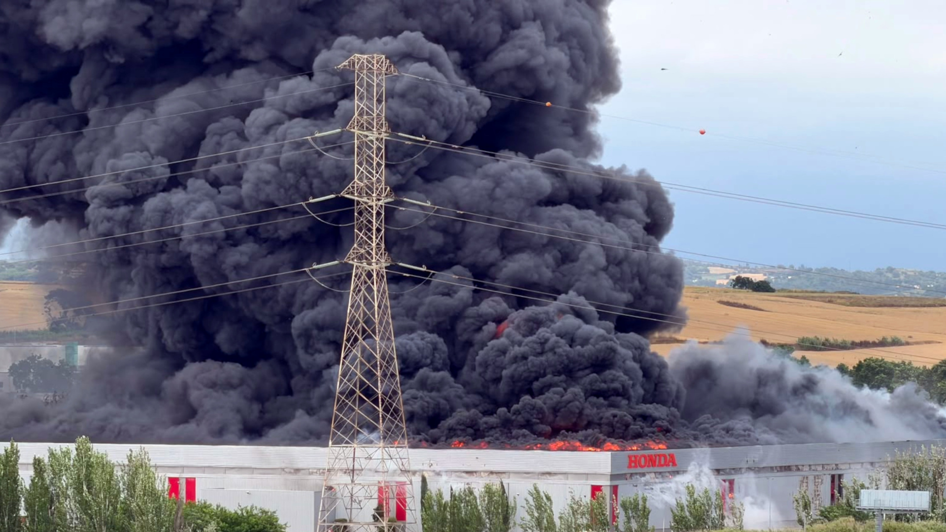 Un espectacular incendio devora la fábrica de Honda en Santa Perpètua y obliga a evacuar la zona