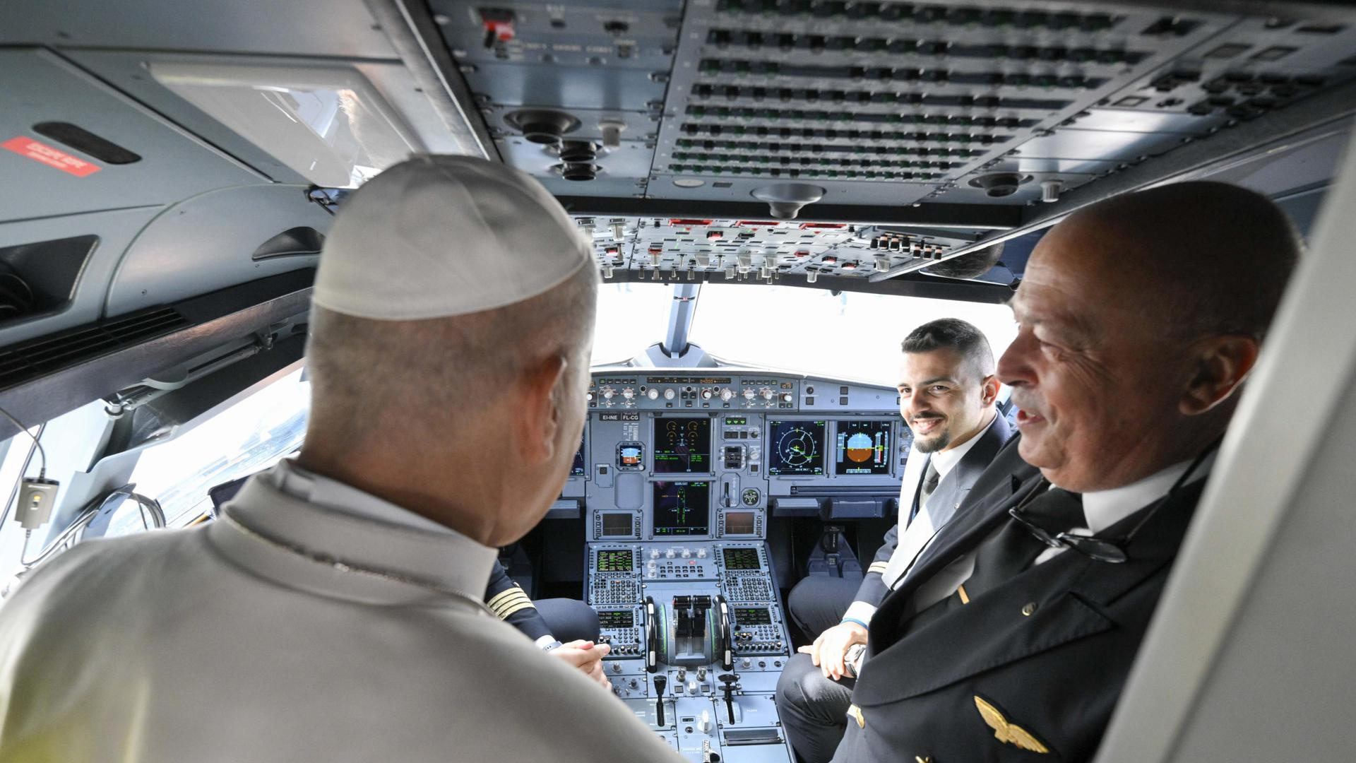 Las primeras palabras de León XIV en el avión antes de llegar a España: 