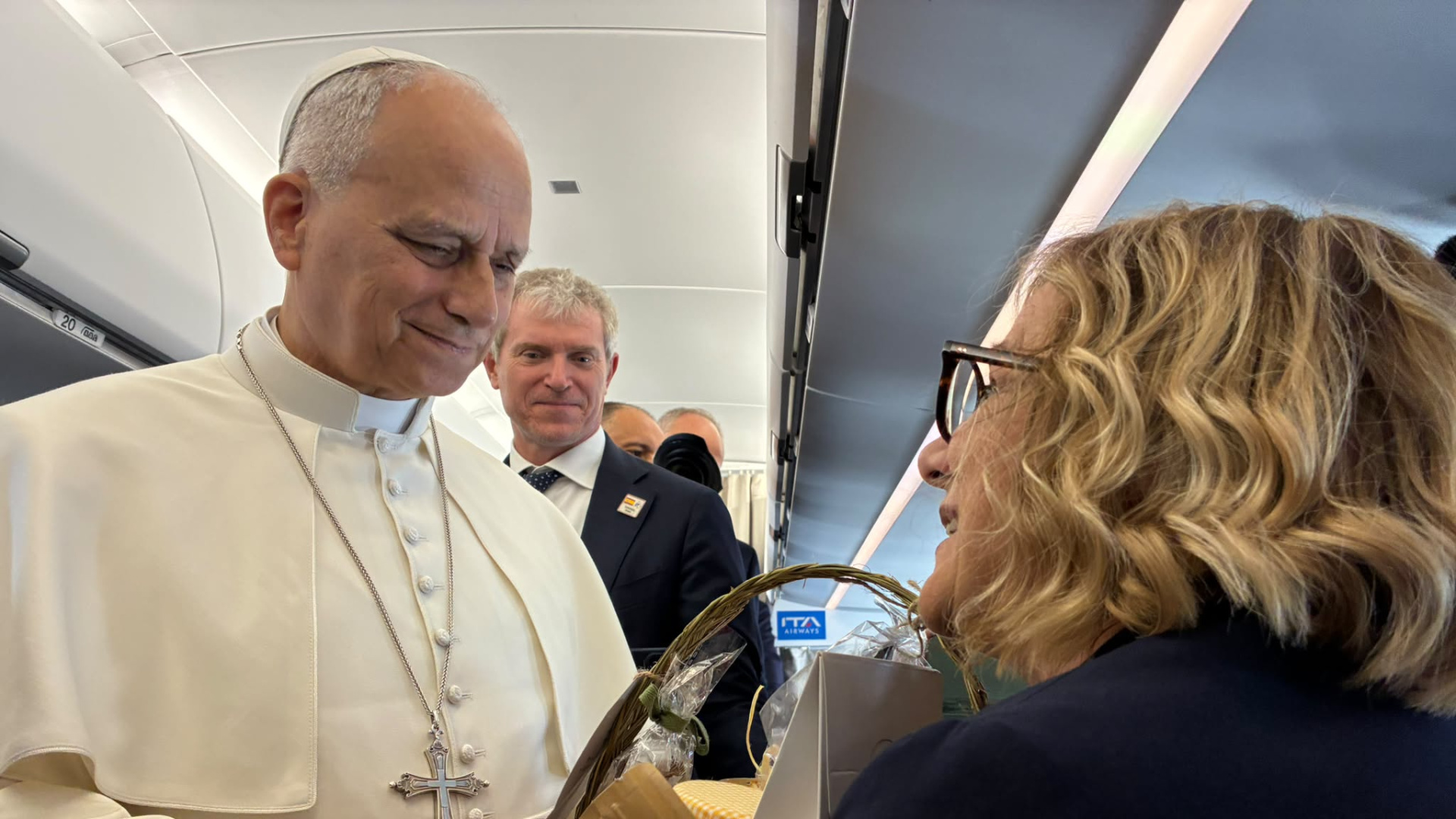 Galletas, chocolate y un bálsamo para el dolor, estos son algunos de los regalos que ha recibido el Papa en el avión a España