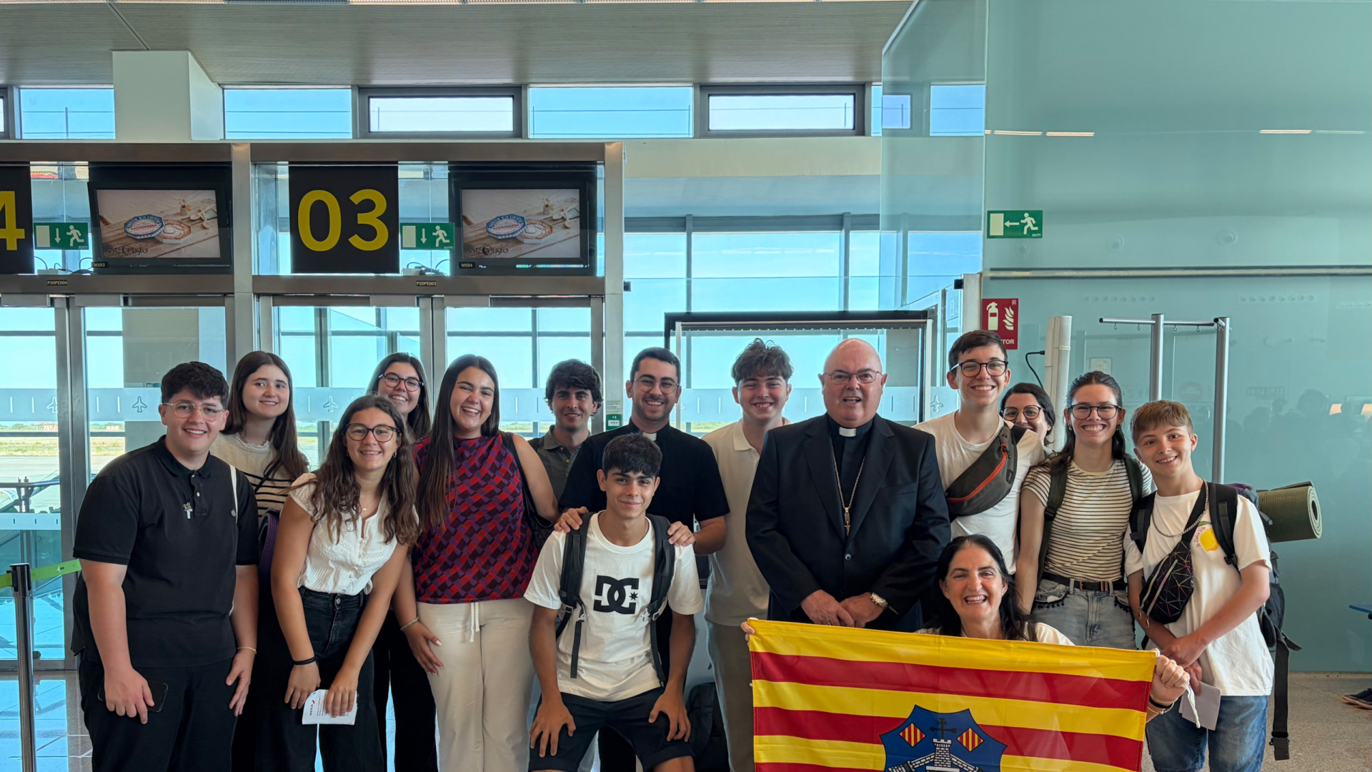 Histórico aterrizaje en Barajas: Los jóvenes de Menorca ya están en Madrid para ver al Papa León XIV