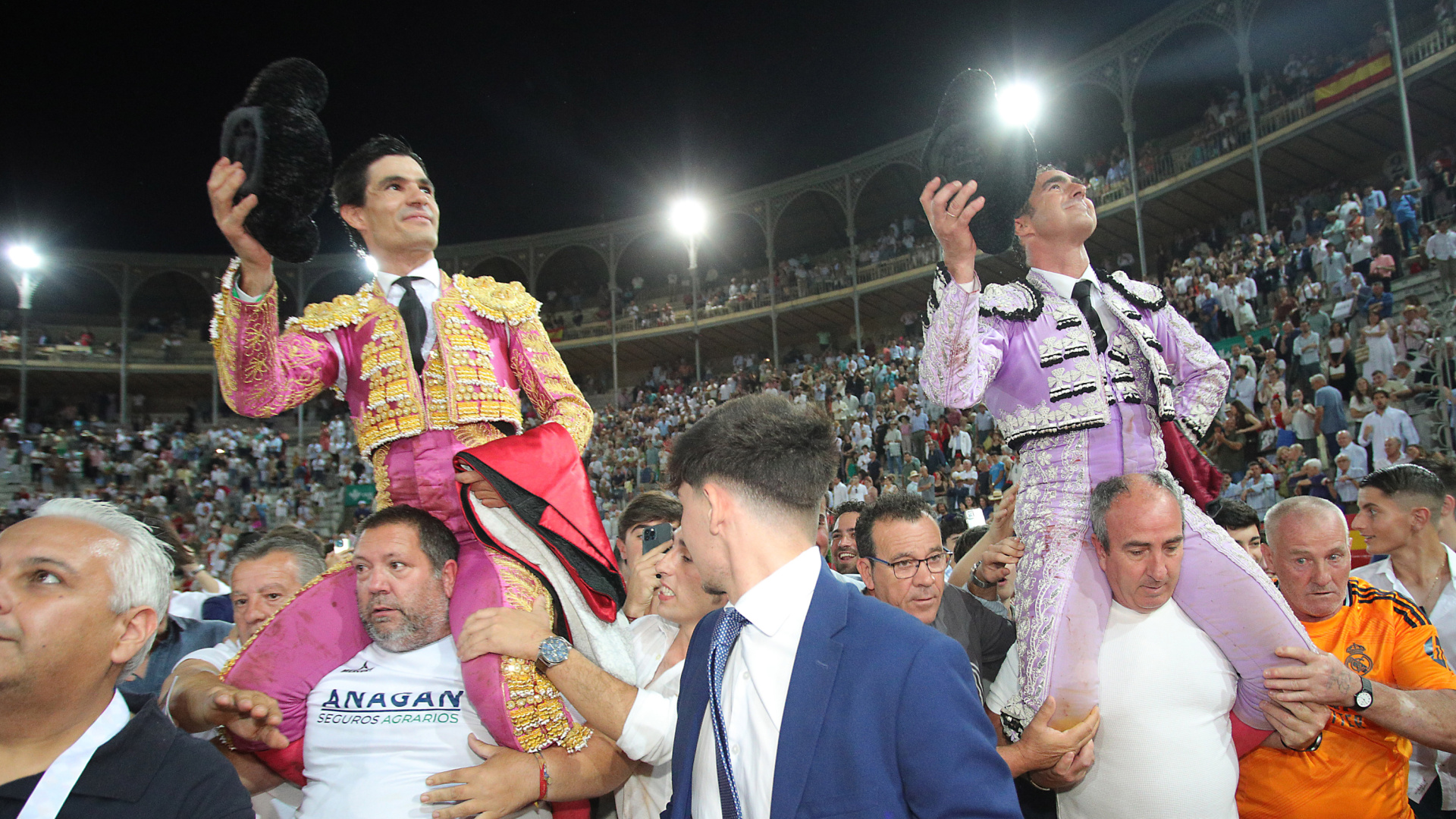 Triunfalismo de El Fandi y Aguado en Granada y un emotivo tercio de banderillas