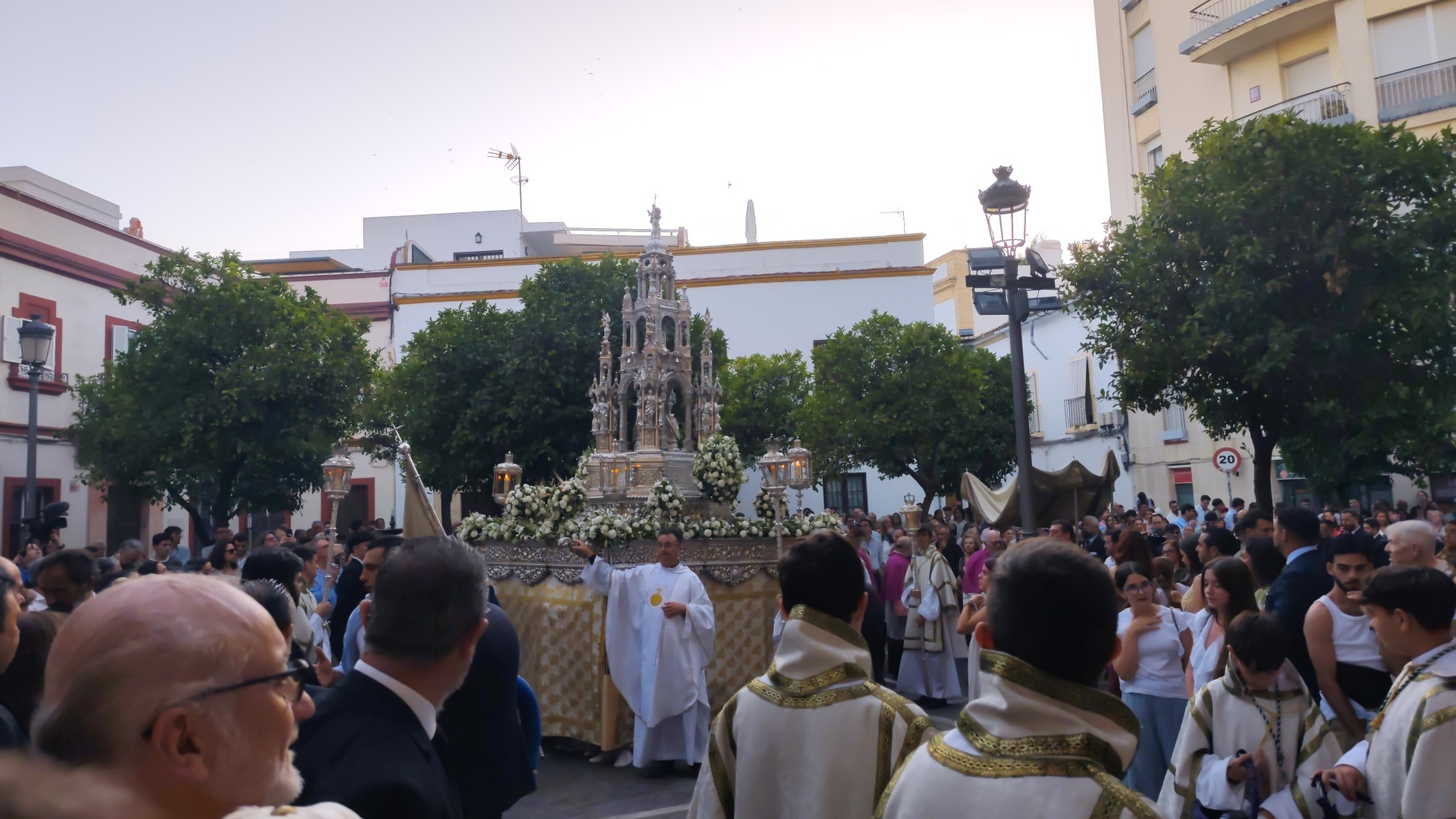 El Santísimo, protagonista en una procesión del Corpus que, en Jerez, cambió el itinerario buscando el mayor esplendor