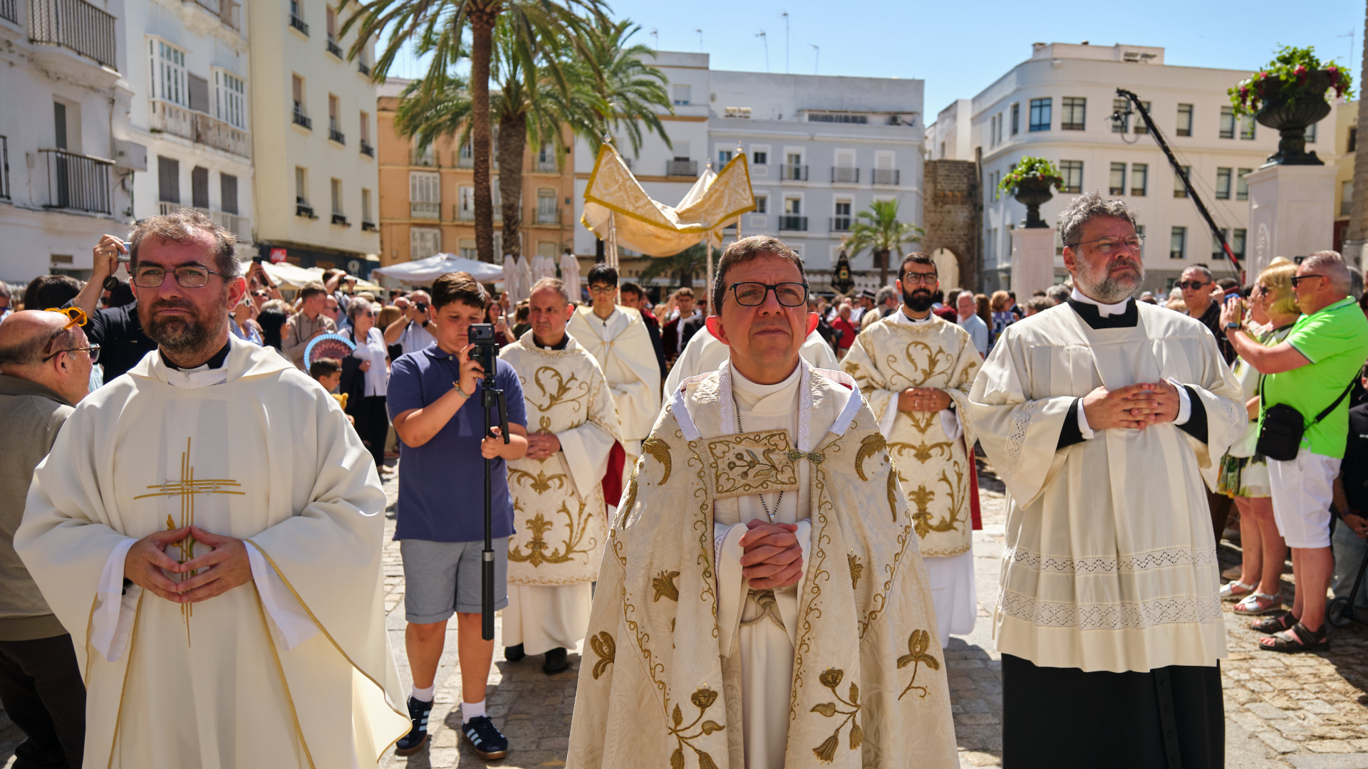 Mons. Valdivia preside un multitudinario Corpus en Cádiz con