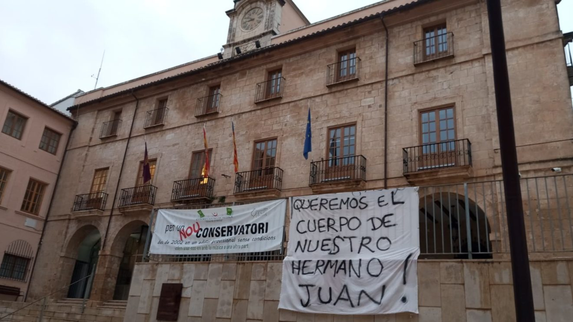 La familia del joven asesinado en Dénia en 1993 cuelga una p