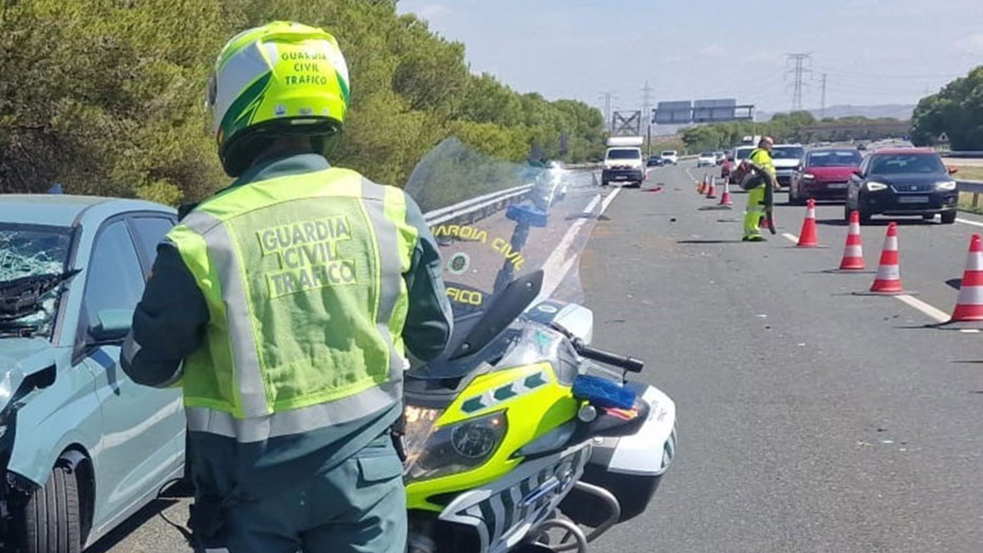 Muere un motorista en Pinos Puente tras salirse de la vía