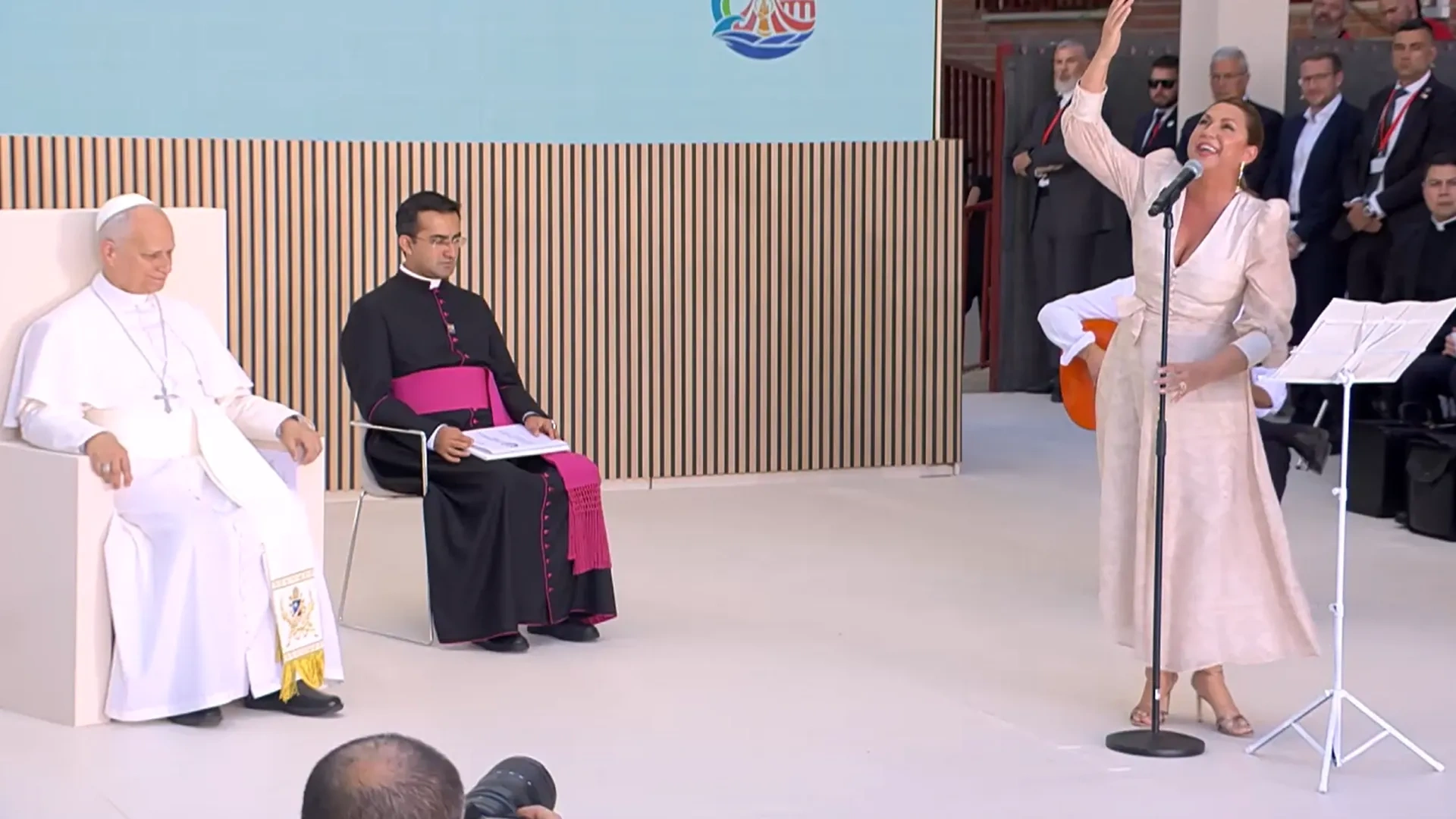 Cádiz le canta al Papa León XIV en la voz de Niña Pastori, l