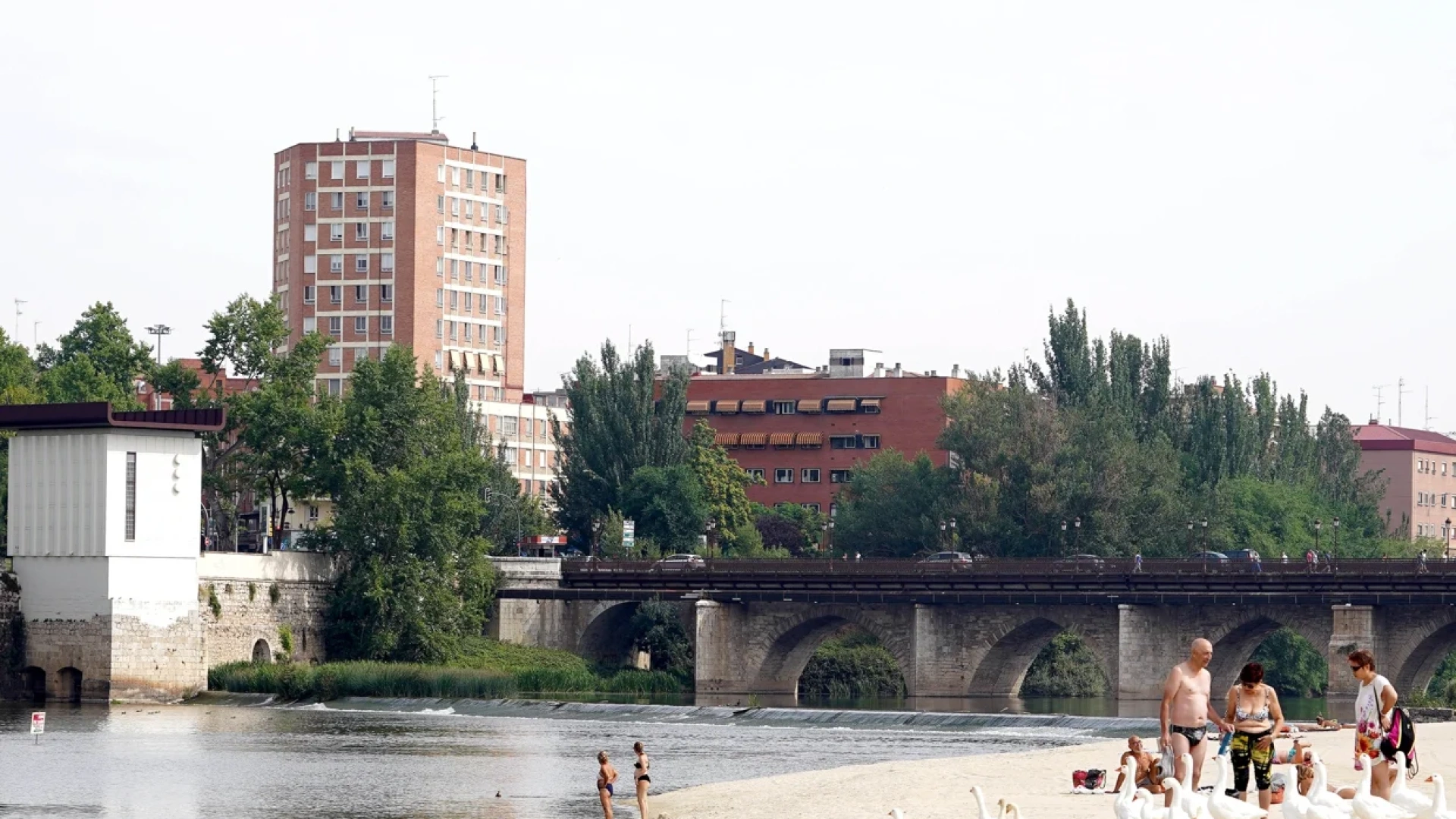 Valladolid pone a punto la playa de Las Moreras para un vera