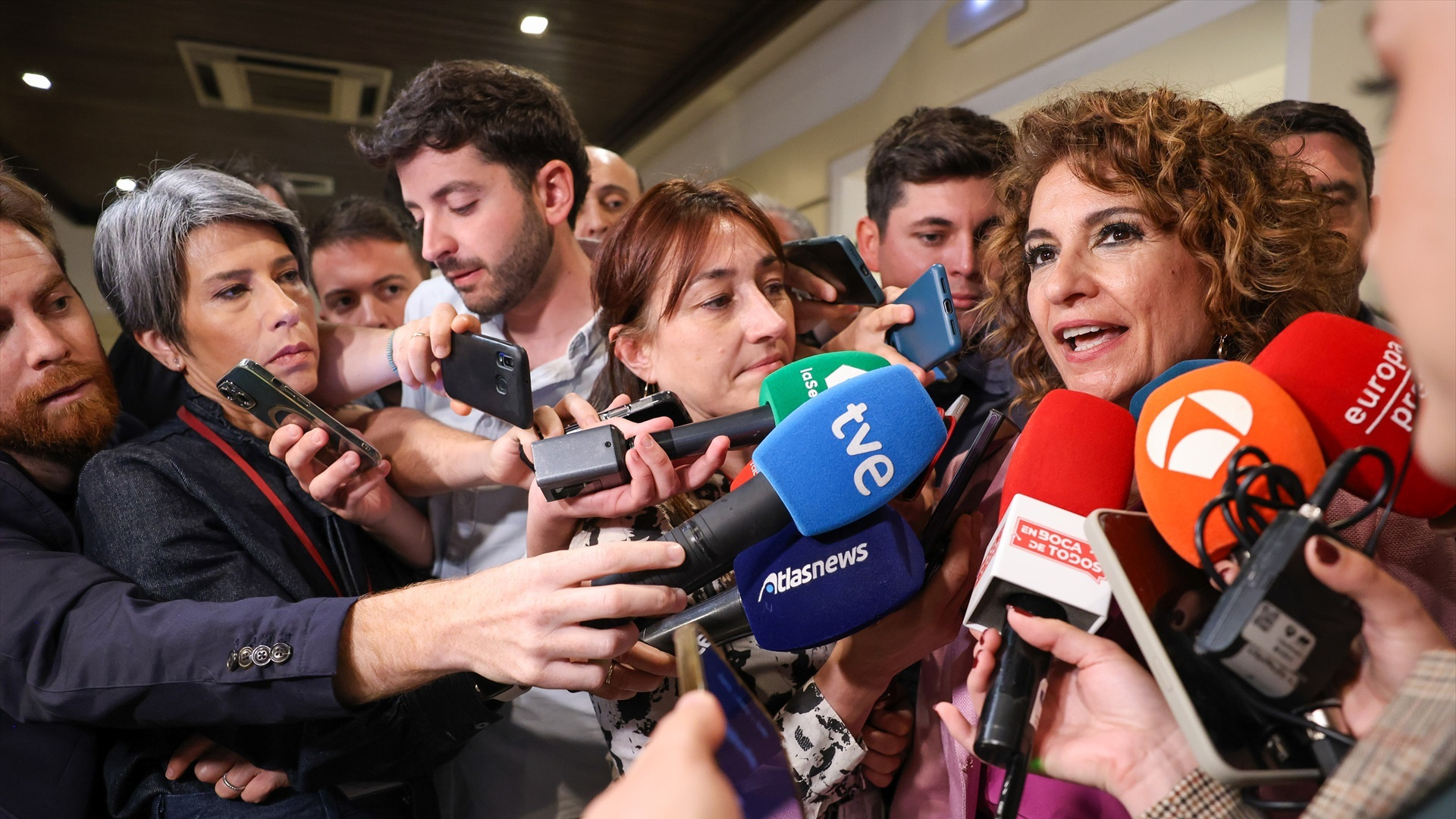 Montero renuncia al acta del Congreso y presenta la document