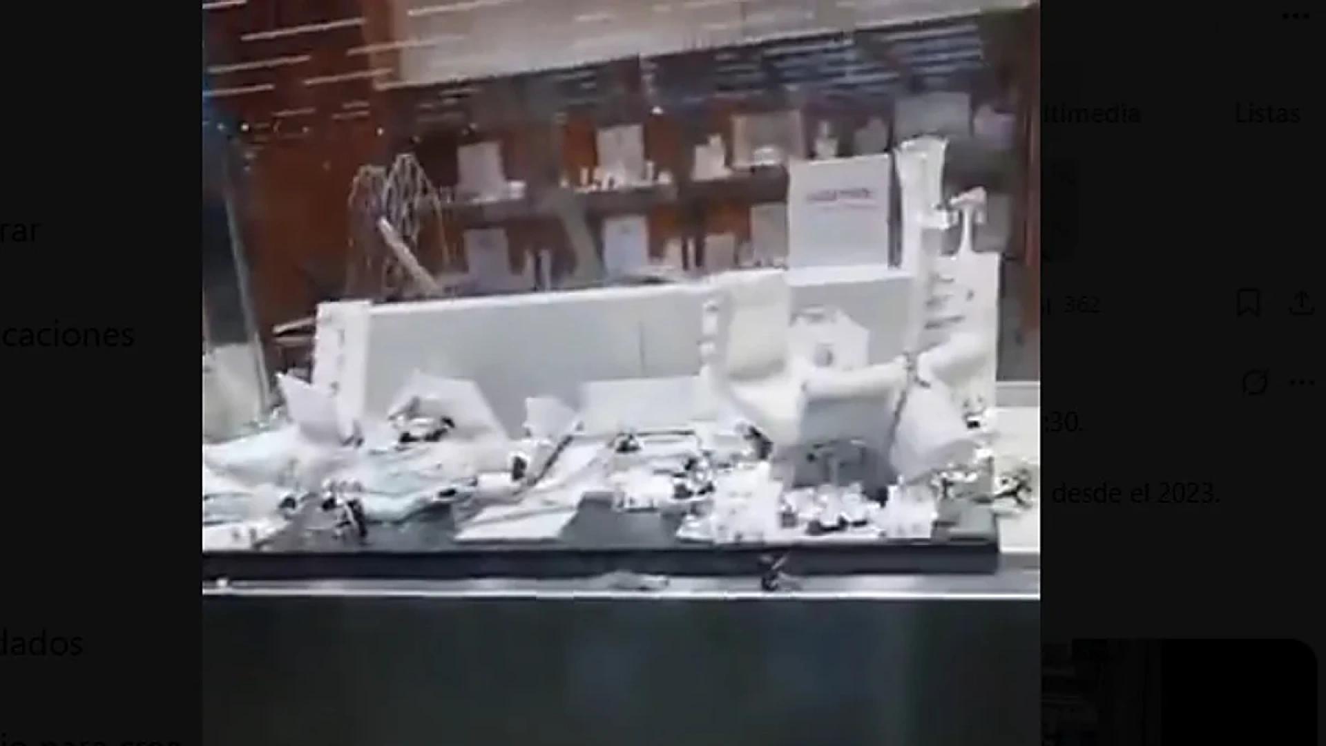 Varios encapuchados armados asaltan una joyería a plena luz 