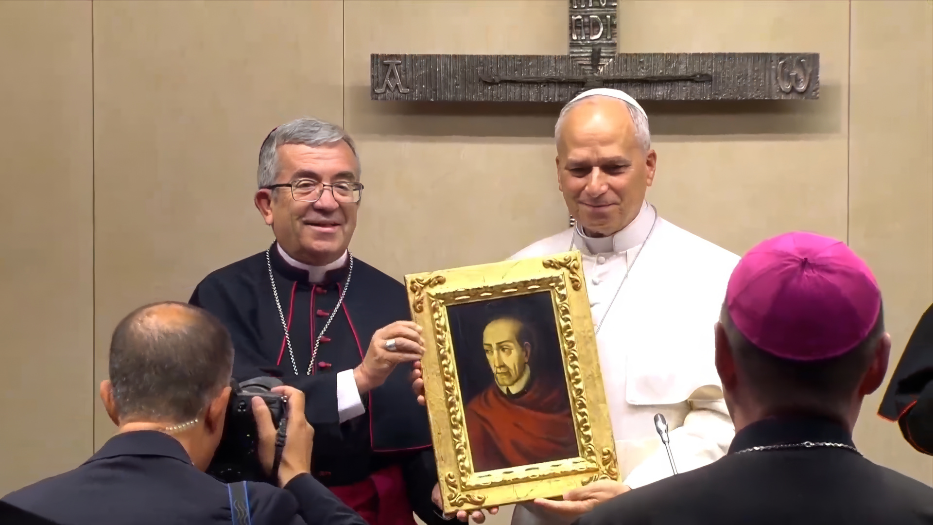 El Arzobispo de Valladolid, Luis Argüello, entrega