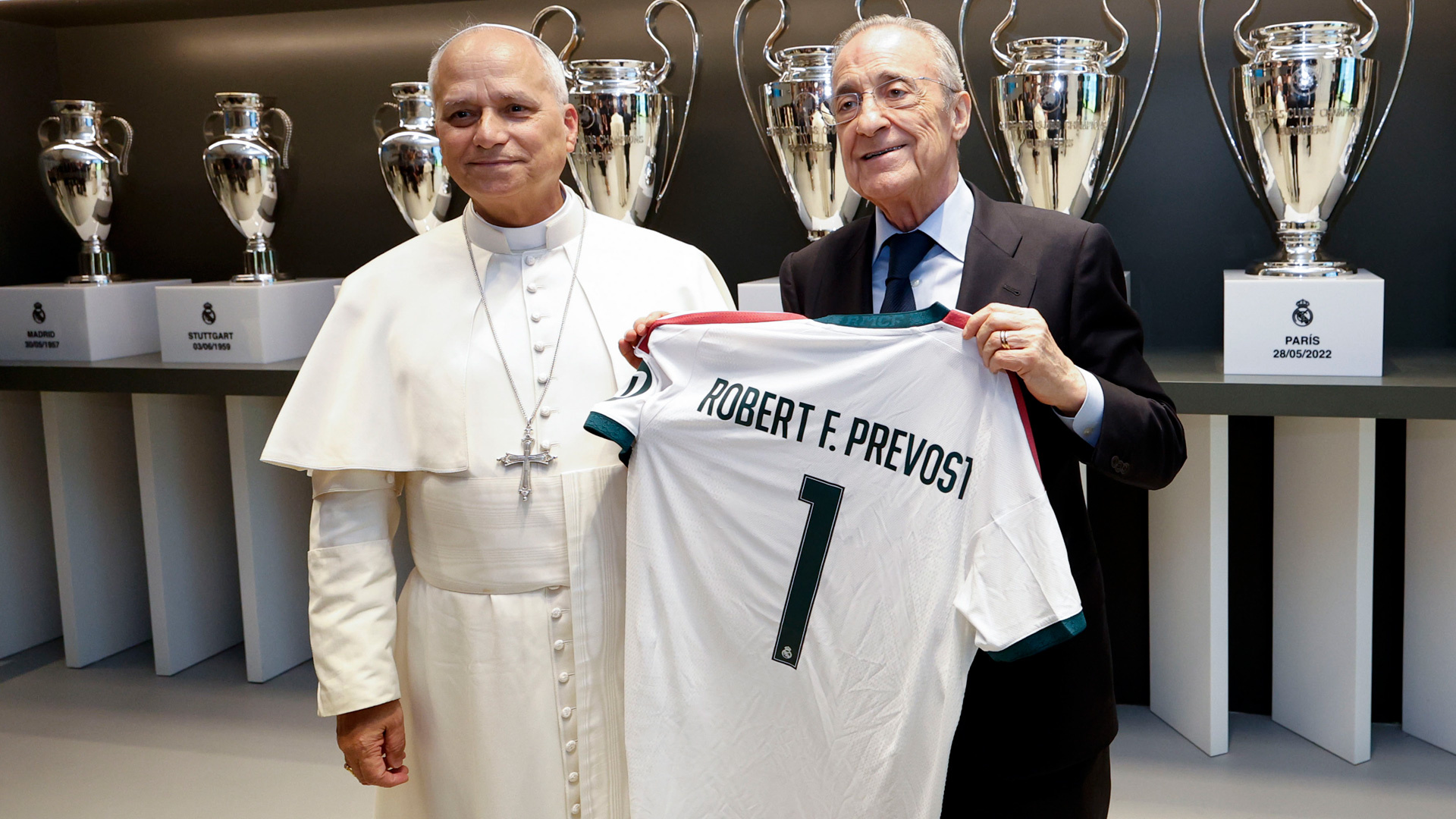 Florentino Pérez le enseña la sala de trofeos al Papa León X