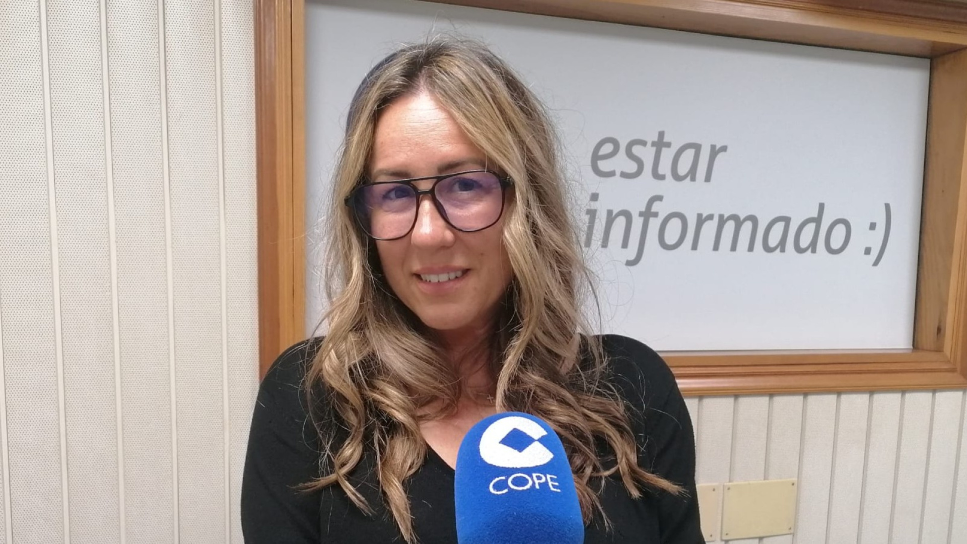 La poeta Paula Núñez presenta en COPE Ferrol su primer poema