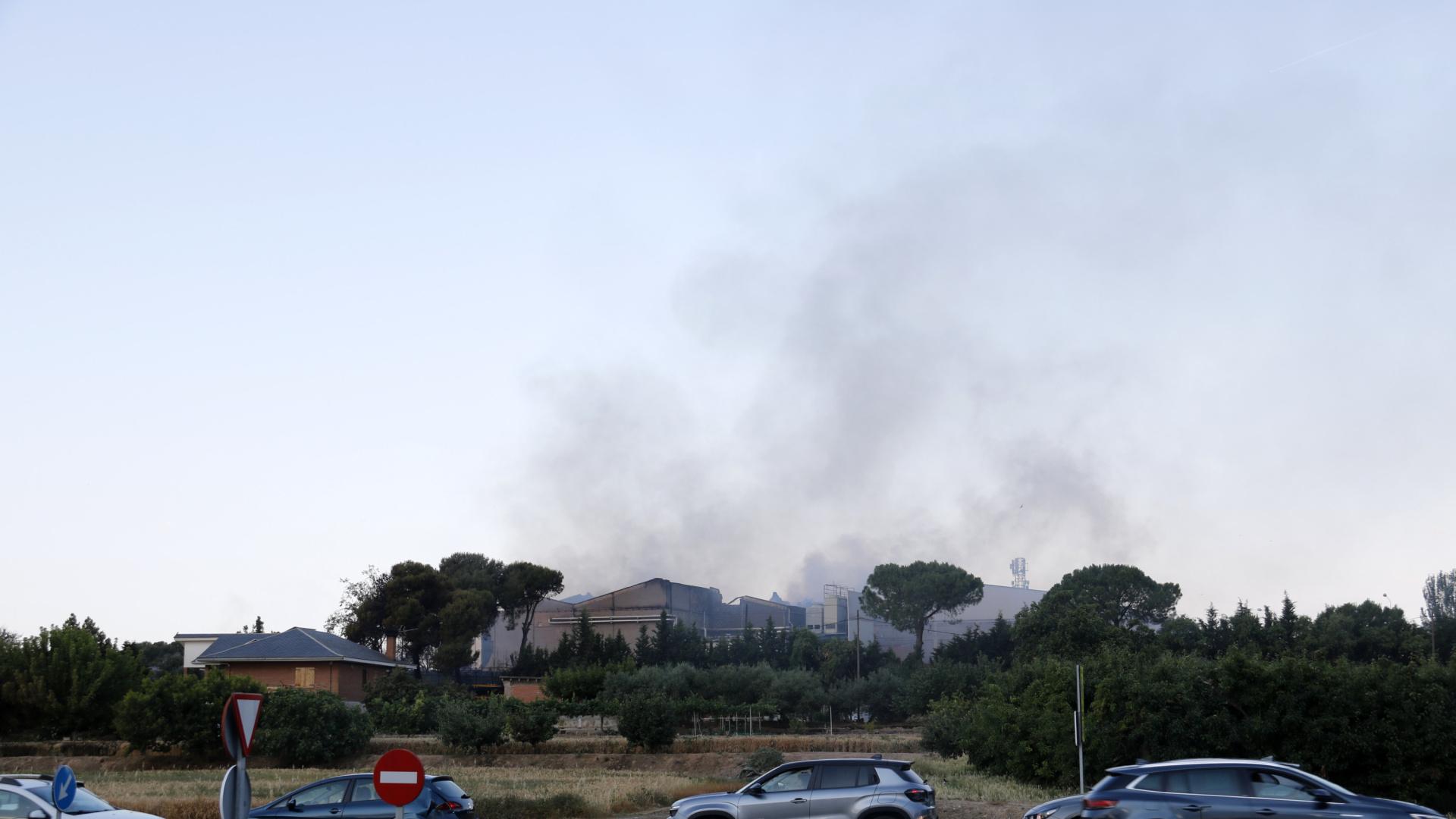 Estabilizan el virulento incendio en una empresa f